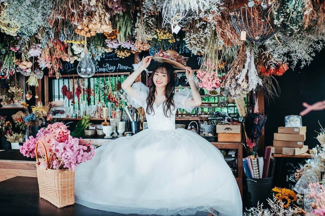 川村まりのインスタグラム：「人生の一大イベントの結婚式を楽しみすぎてる😂というか、それを言い訳（？）にして、やりたいこと沢山してる笑笑 もちろん色んな準備は大変やし、分からないことばっかでアワアワしてるけど、楽しい！  ラブリーな空間は、ダーリンのイメージとは合わないから1人！こんなソロ前撮りできて嬉しかった！👗💐  #前撮り#ソロ前撮り#1人撮り#プレ花嫁#ウェディングドレス#前撮りポーズ #前撮り写真 #前撮りドレス」