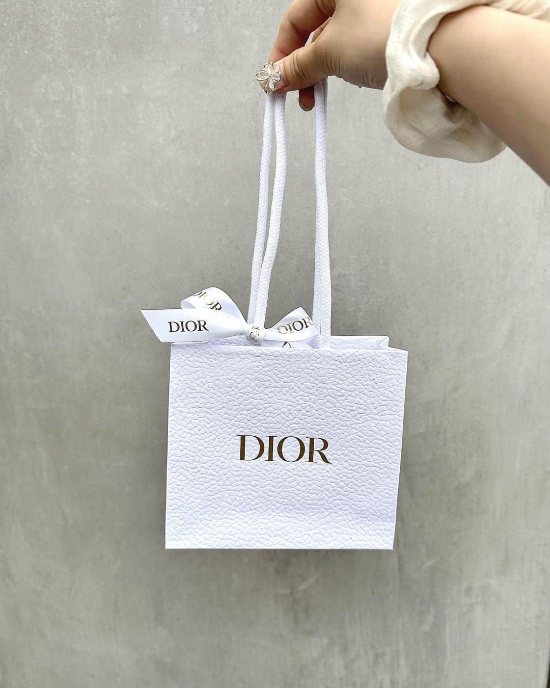 荻野心のインスタグラム：「.  自分への誕生日プレゼント🎁♡  #Dior」