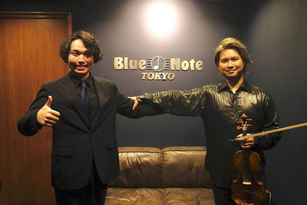 三浦文彰（ヴァイオリニスト）のインスタグラム：「Thank you all who came to our recital at @bluenotetokyo yesterday!  We were so happy to feel the full house especially it was our first concert since last year’s concert there.  We also had a special guest at the 2nd show, an amazing trumpeter @mshutp 👍」