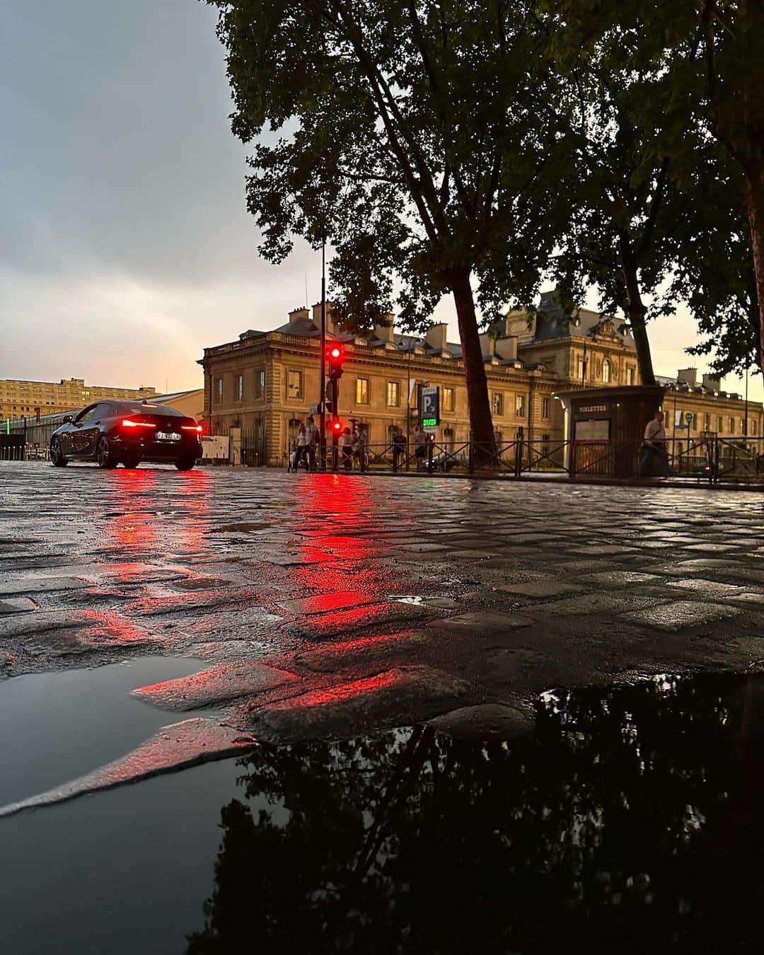 辻仁成さんのインスタグラム写真 - (辻仁成Instagram)「パリの雷雨の前と後！  詳しくは日記かな、😆 濡れた石畳、素敵」6月12日 18時24分 - tsujihitonari