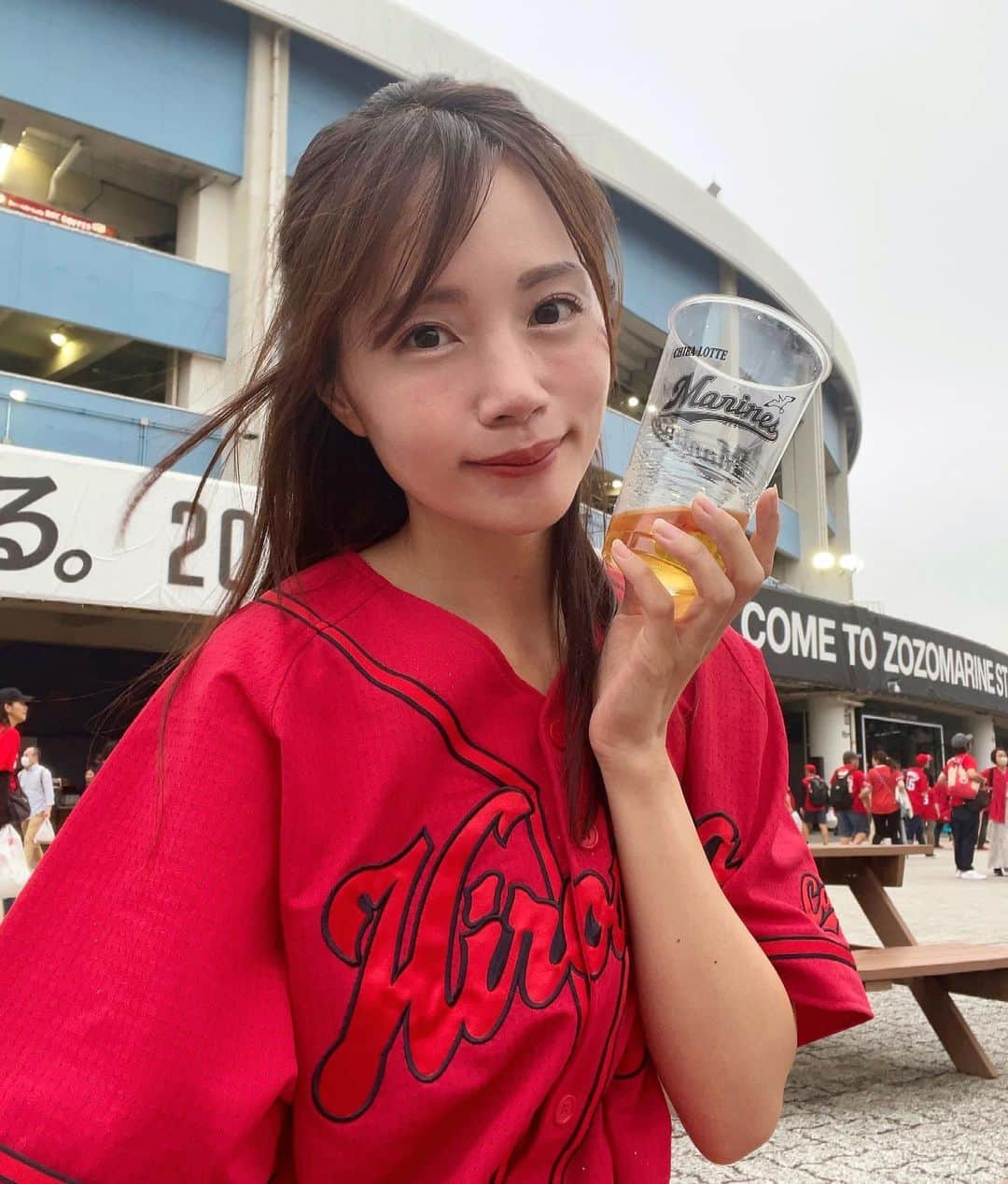 古田ちさこのインスタグラム：「zozo〜🐦  MLB観戦ポストの前に… 帰国早々カープ戦観てきました⸝⋆  時差ボケもしんどいし天候も不安で行くか悩んでいたけど屋根付きの席に空きがありそうだったので当日券で途中からサクっと🤣  地元にカープが来てるのに行かなかったらやっぱり後悔するよね😏  先発佐々木朗希投手相手に松山選手のヒットが出ただけで喜んでいたら羽月選手のタイムリー！  中継ぎ陣も久々にピッチング観られる投手が奮闘してたり9回の攻撃も粘りをみせてくれてやっぱり行ってよかった〜ってなりました🙈  ビールご馳走してくれたお隣のロッテファンの方有難うございました🍺✨✨ロッテファン優しい✨✨  弟にも会えた✨✨ でも朗希ユニ着てライスタにいた🤢 推しチームが対戦する時はビジター応援って言ってたのに🙄笑  #マリンスタジアム #秋山翔吾 #プロ野球 #セパ交流戦 #交流戦 #zozoマリン」