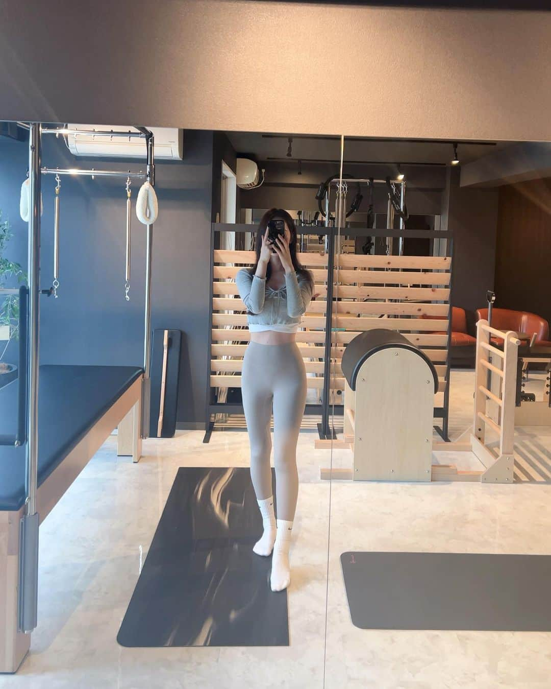 micoさんのインスタグラム写真 - (micoInstagram)「@dep_pilates_studio 🩰 ⁡ ⁡ ここ数ヶ月はデスクワークが続いて 肩と首がガチガチにこってまった期間があったり、 立ちっぱなしで腰に少し痛みが出てしまったりと 小さな不調がちょこちょこあるくらいでした✌🏻 毎月通って継続しているピラティスのおかげで 大きな不調がなく元気に過ごせています❤️‍🩹 ⁡ 生活によって身体の悩みが日々変化していくうえで、 体調や体型の管理をするのはとても難しいですが その都度悩みに合わせて解決方法を教えてくれるので プロにお任せするのが一番です🤝🏻 ⁡ DEPは理学療法士さんによるパーソナルレッスンなので、 月に数回通ってレッスン中にお話を聞くことで 身体の知識が自然と入ってきて美意識も格段に上がりました👂🏻🥼✨ ⁡ 昔とスタイルが変わりすぎて驚かれるけど 間違いなくピラティスが一番影響のあった健康法・美容法です🫶🏻 ⁡ ⁡ ⁡ #ピラティス #マシンピラティス #パーソナル #pilates #pilateslovers 💕 #pilatesreformer #pilatesbody #福岡ピラティス #필라테스 #필라테스강사 #姿勢改善 #姿勢 #トレーニング #パーソナルトレーニング #170cm  #ピラティスウェア #ピラティスレッスン #ピラティスマシン」6月12日 18時25分 - kwmr.msk