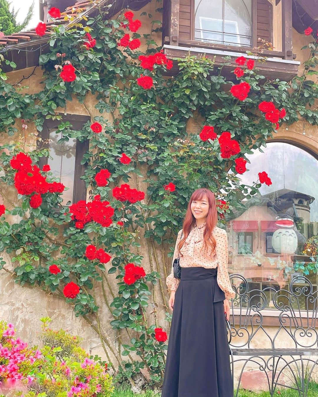 ひぐちしょうこさんのインスタグラム写真 - (ひぐちしょうこInstagram)「薔薇が見頃とのことで🌹 河口湖　音楽と森の美術館へ。 ほんとに素敵でした✨  #japan #japan_art_photography  #japantravel #travel #museum #rose」6月12日 18時34分 - higuchishoko