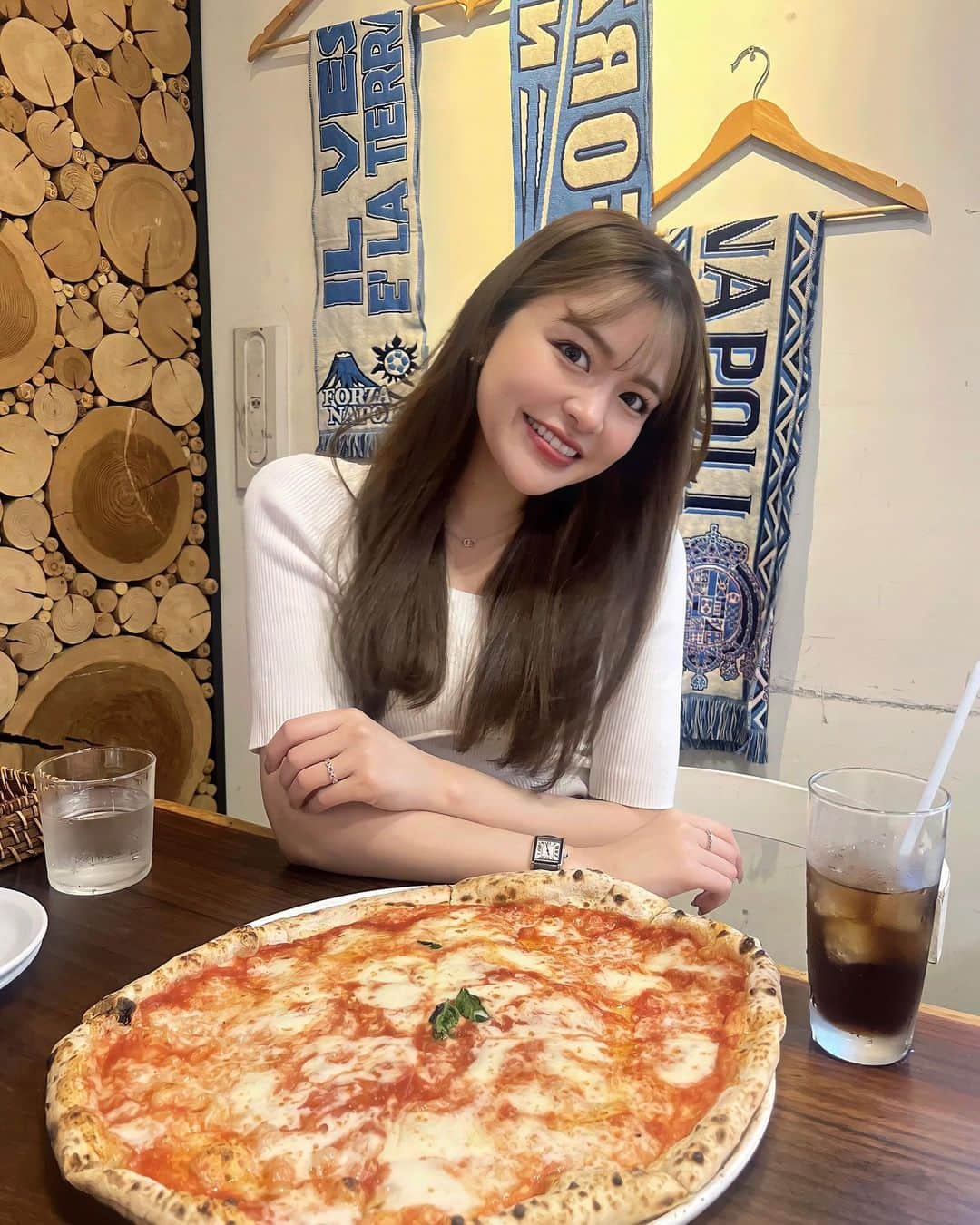 Nanamiのインスタグラム：「. めっちゃ大きいピザ🍕♡ 大きさ伝えたくて手出したんやけど 私の手も規格外に大きくて 全然伝わらない、可愛げのない動画🫤笑 奥でみぶきさんは拳握りしめてる。笑 @mibuki__.39  #福岡#福岡ランチ#福岡カフェ#ピザ#ピザランチ」