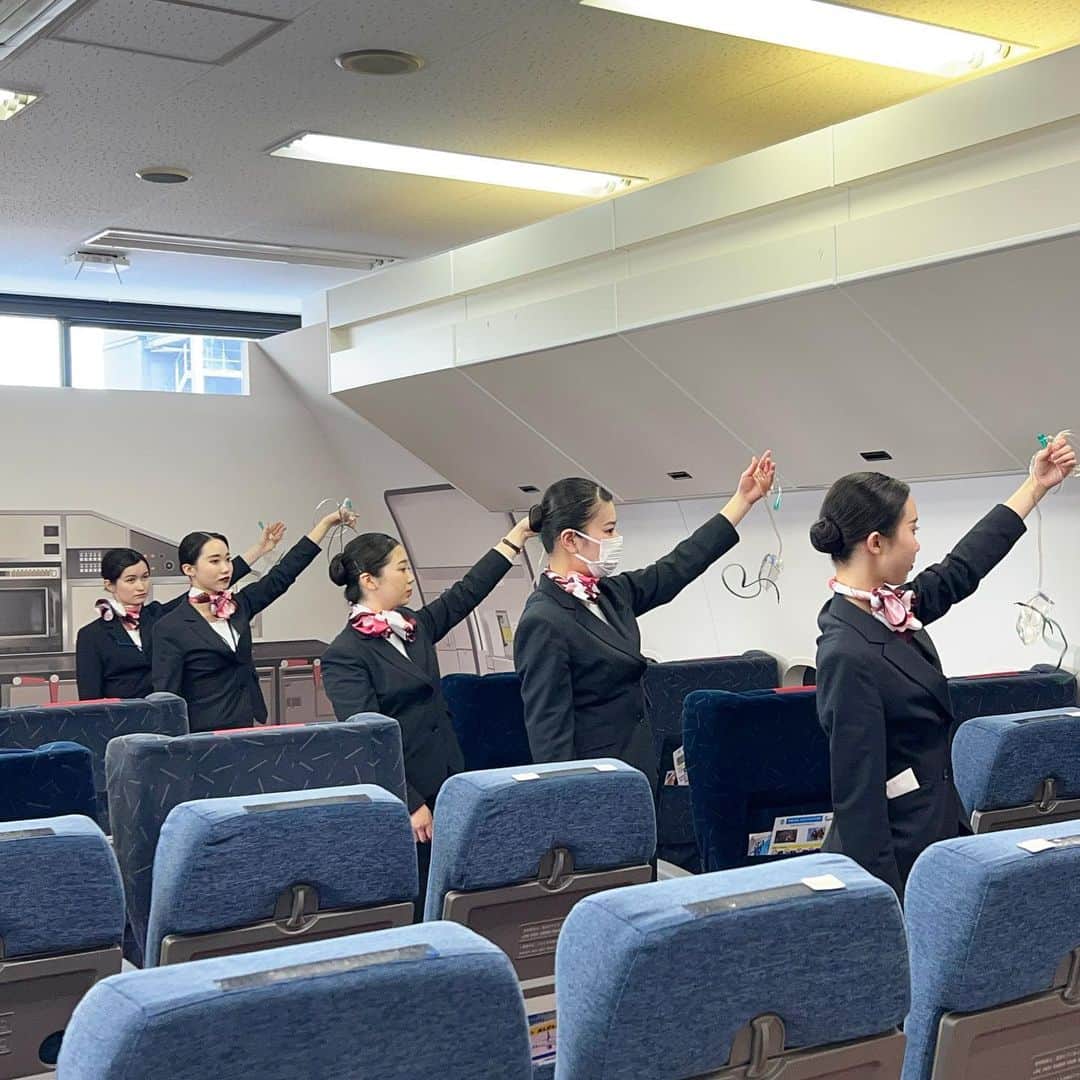 東京観光専門学校さんのインスタグラム写真 - (東京観光専門学校Instagram)「航空サービス実習✈️  授業中に✨📷 実際に飛行機の機内を再現した教室で、現場での動きを学びます📝  キャビンアテンダント・グランドスタッフ・グランドハンドリングを目指すなら！  ＼TOKAN／  今週末のオープンキャンパスでお待ちしています♪  #東京観光専門学校 #エアライン #オープンキャンパス #航空業界 #グランドスタッフ #キャビンアテンダント #グランドハンドリング」6月12日 18時32分 - tokan_1967