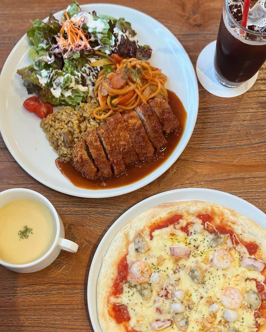 澤田桃佳さんのインスタグラム写真 - (澤田桃佳Instagram)「そのままピザの配達、できそう❔🙃 .  @cafe_lifestyle_moku シーフードガーリックピザ！！！美味しかったです！店内も可愛い空間で、最高🌾♡」6月12日 18時33分 - sawadamomoka