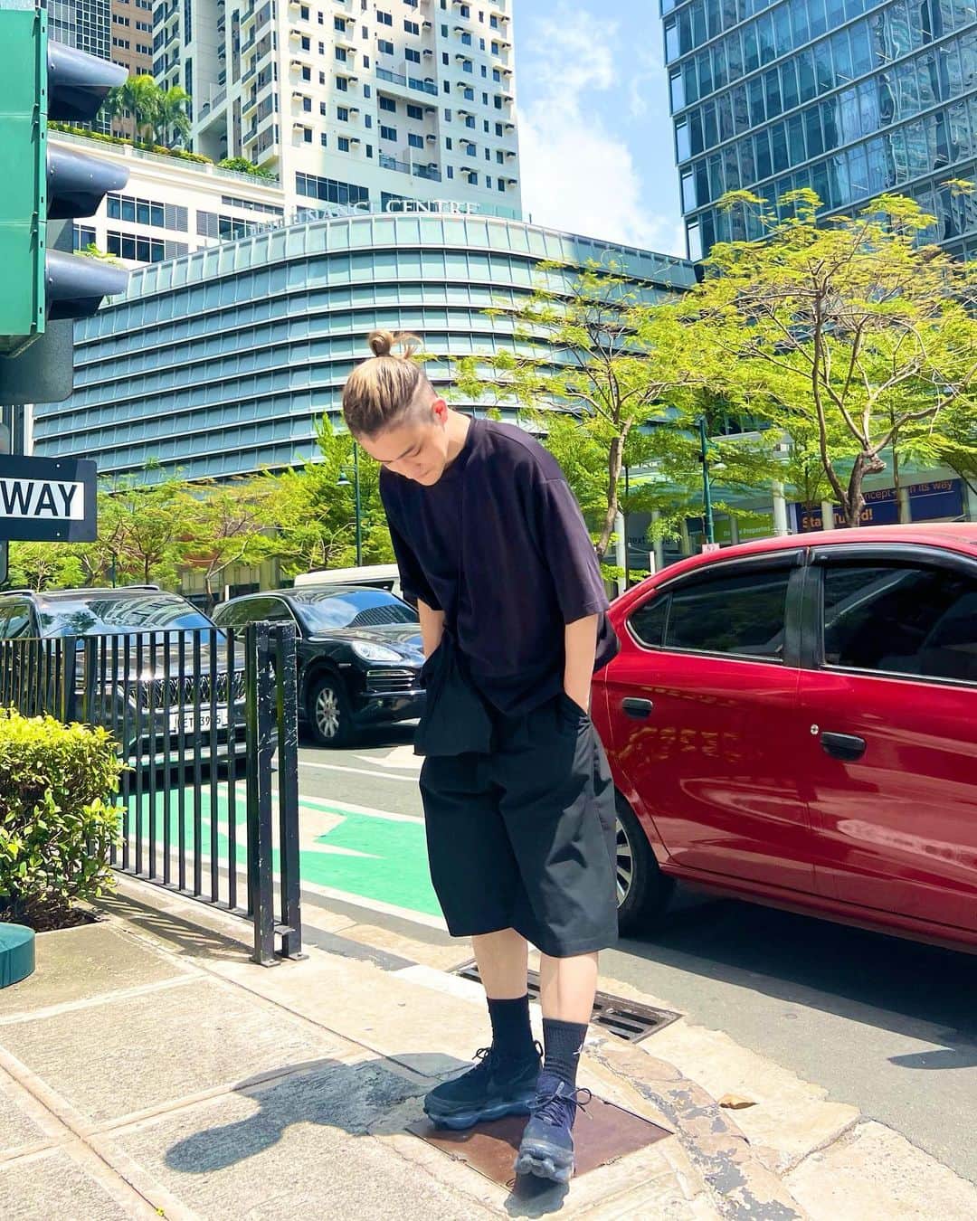 三海裕弥のインスタグラム：「Today is my first time on the runway. I've never done it before I'm nervous It makes me feel good I'm excited What do I do? So many things come to mind But I'm just going to enjoy it As I type this, I'm at 17% charge. I was playing with my phone to distract myself from my nervousness, and I lost a lot of charge. And now I'm at 16%. I don't know what I'm typing, but I just want to write something down, Someone said to me yesterday. If you do it as if it's the last day of your life, you can enjoy it, you can do it to the fullest. Okay, I'll do it‼︎ And during the rehearsal, most of the people at the venue were Filipinos, so I felt very much at home. It was great. ・ 今日は初めてのランウェイ やったことない 緊張する 気分が上がる ワクワクする なにすればいい 色々思い浮かぶ けど、ただ楽しむ これを打ってる今充電は17% 携帯いじるので緊張を紛らわしてたらめちゃくちゃ充電無くなった。 そして、今16% 何打ってるか自分でもよくわからないけど、ただただ、何か書き出したくなった、、、 昨日もある人に言ってもらった。人生最後の日だと思ってやったら楽しめる、思い切りできる。 よし、やる！ と、思ったらリハーサルの時、会場の人たちフィリピン人が多くて、めちゃくちゃホームに感じた。最高。 英語めちゃくちゃだけど、とにかくフィリピンの人たちのあたたかさを感じた！🇵🇭✨ ☝️ と伝えたかった！ この後本番行ってきます💪🕺」