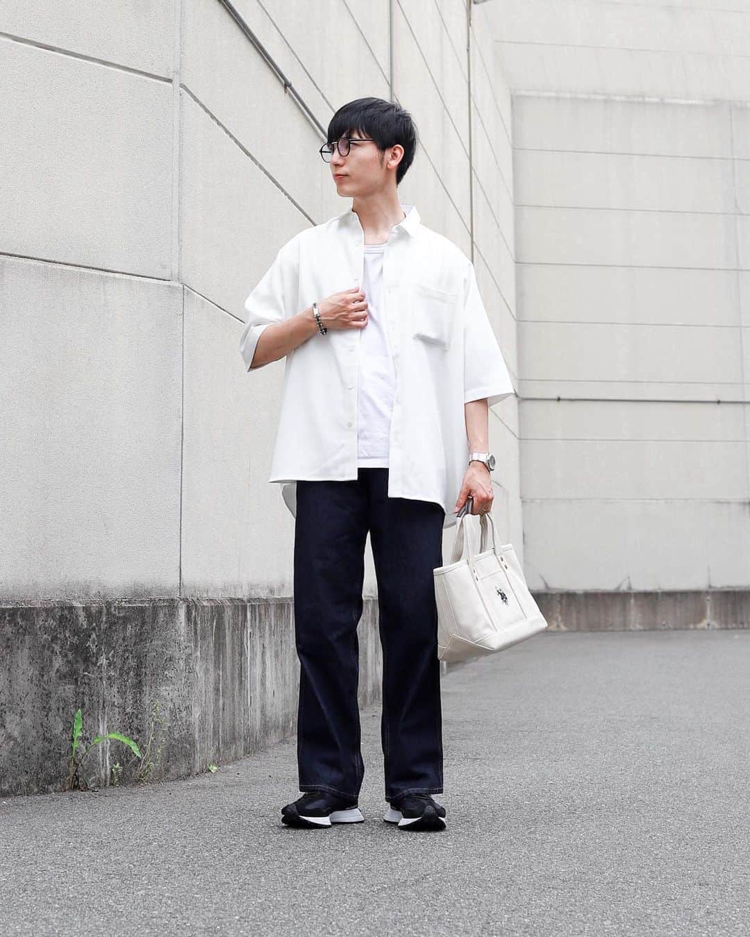 のインスタグラム：「✿ 他の投稿はこちらをTAP🙆‍♂️ → @hicchiwear  ⠀ ⠀ ⠀ ⠀ ⠀ 誰でもお洒落 デートコーデ👋🏻👋🏼 ⠀ ⠀ どんな年齢でも白シャツ×濃紺デニムパンツは鉄板 鉄板だからこそシルエット感を今ぽく、それだけで簡単垢抜けに☺︎︎︎︎ ⁡ ⁡ 今回はオーバーサイズのシャツとストレートシルエットのデニムパンツをチョイス︎︎︎︎︎︎☑︎ ⁡ ⁡ 使ってるシャツは SERACE のルーズシルエット半袖シャツ ⁡ ⁡ ￥4,400でこのクオリティヤバいよ,,,, もちろんシワのつかないイージーケア ⁡ 172cm / Mサイズ着用 ⁡ ⁡ ⁡デニムパンツは UNIQLOのレディースの!!  メンズが着てもシルエット◎やからおすすめ︎︎︎︎︎︎☑︎ ⠀ ⠀ 夏に誰でも着れる デートに着て欲しい プチプラMIXコーデを紹介します！🔥 ⠀ ⠀ ⠀ ⁡ 失敗したくない人やデート服に迷った時に、 参考になると嬉しいです！🙆‍♂️ ⠀ ⠀ ⠀ ⁡ 少しでも、参考になった！って方は、 いいね・保存・フォローをして頂くと 今後の励みになります！😭🙏 ⠀ ⠀ ⠀ ⠀ ⠀ #白シャツコーデ #半袖シャツコーデ #モノトーンコーデ #半袖シャツ #キレイめコーデ #シャツコーデ #オーバーシャツコーデ #フレアパンツコーデ #春夏コーデ #夏ファッション #夏コーデ #夏服 #夏服コーデ #guコーデ #ジーユーコーデ #プチプラコーデ #gu購入品 #ジーユー購入品 #メンズファッション #大学生コーデ #プチプラファッション #学生コーデ #トレンドコーデ #メンズコーデ #モテコーデ #プチプラ部 #着回しコーデ #着まわしコーデ v」