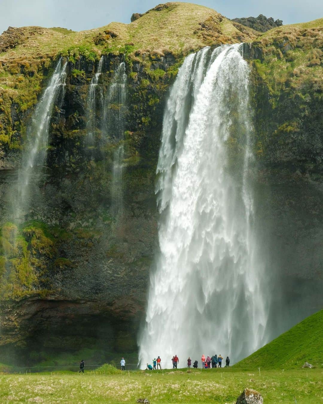 Y U R I Eさんのインスタグラム写真 - (Y U R I EInstagram)「アイスランド南 #セリャラントスフォス  すっすごすぎる…😭😩‼️ それしか言葉がでない。  見上げるほどの高さ。（60m！） 滝の裏側を歩くことができて冒険感がすごかった🏞️  もう半端じゃなさすぎる水しぶきで マイナスイオンどころかずぶ濡れ🤣  #iceland  #icelandroadtrip  #Seljalandsfoss #アイスランド #ロードトリップ #アイスランド冒険記」6月12日 18時38分 - yuriexx67