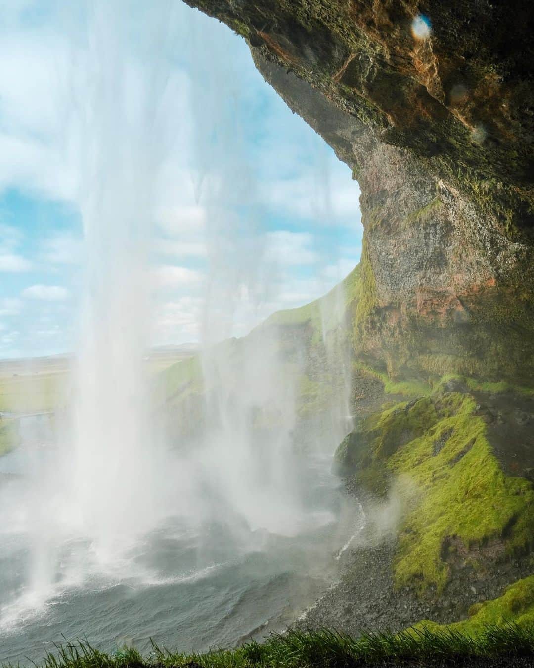 Y U R I Eさんのインスタグラム写真 - (Y U R I EInstagram)「アイスランド南 #セリャラントスフォス  すっすごすぎる…😭😩‼️ それしか言葉がでない。  見上げるほどの高さ。（60m！） 滝の裏側を歩くことができて冒険感がすごかった🏞️  もう半端じゃなさすぎる水しぶきで マイナスイオンどころかずぶ濡れ🤣  #iceland  #icelandroadtrip  #Seljalandsfoss #アイスランド #ロードトリップ #アイスランド冒険記」6月12日 18時38分 - yuriexx67