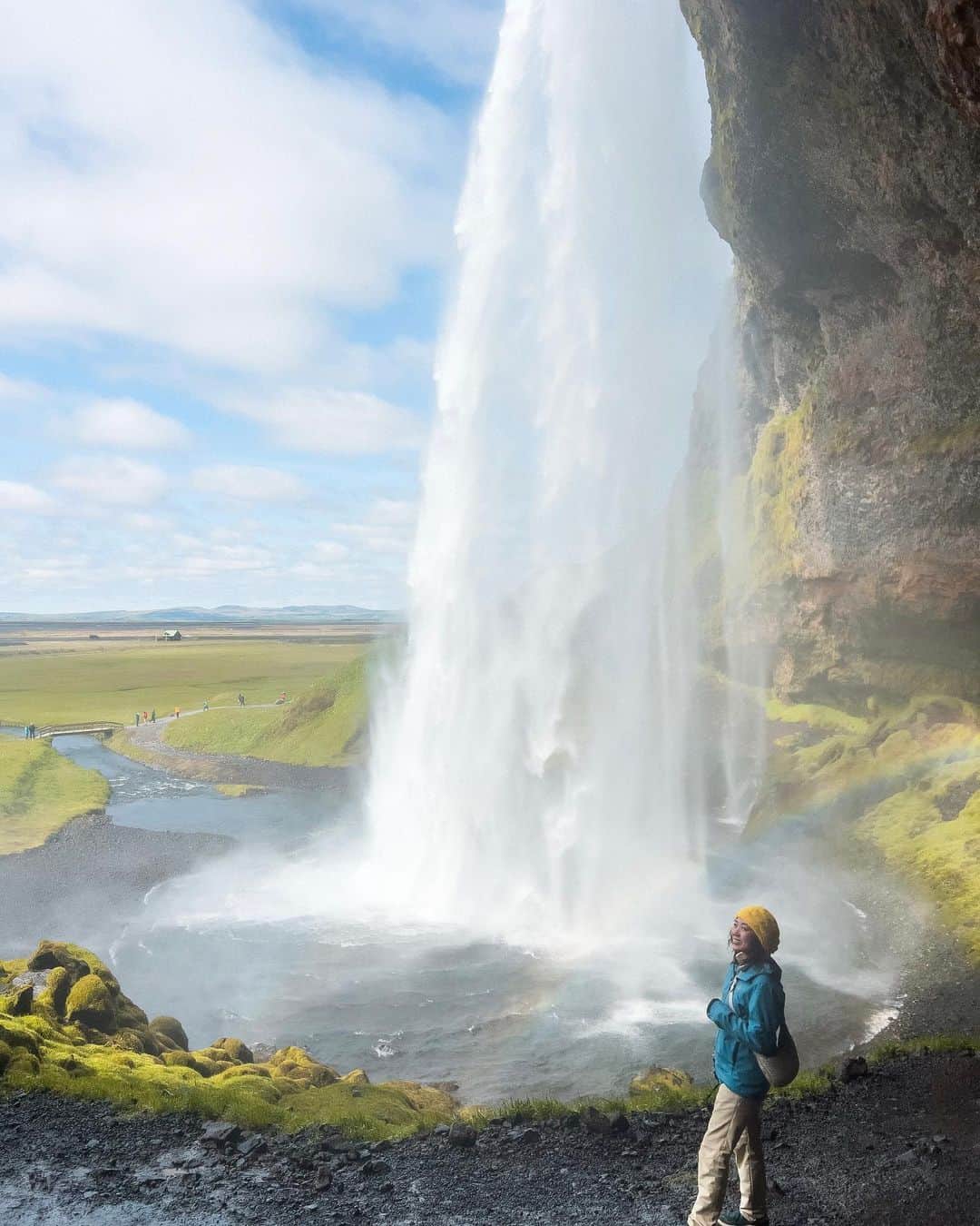 Y U R I Eのインスタグラム：「アイスランド南 #セリャラントスフォス  すっすごすぎる…😭😩‼️ それしか言葉がでない。  見上げるほどの高さ。（60m！） 滝の裏側を歩くことができて冒険感がすごかった🏞️  もう半端じゃなさすぎる水しぶきで マイナスイオンどころかずぶ濡れ🤣  #iceland  #icelandroadtrip  #Seljalandsfoss #アイスランド #ロードトリップ #アイスランド冒険記」