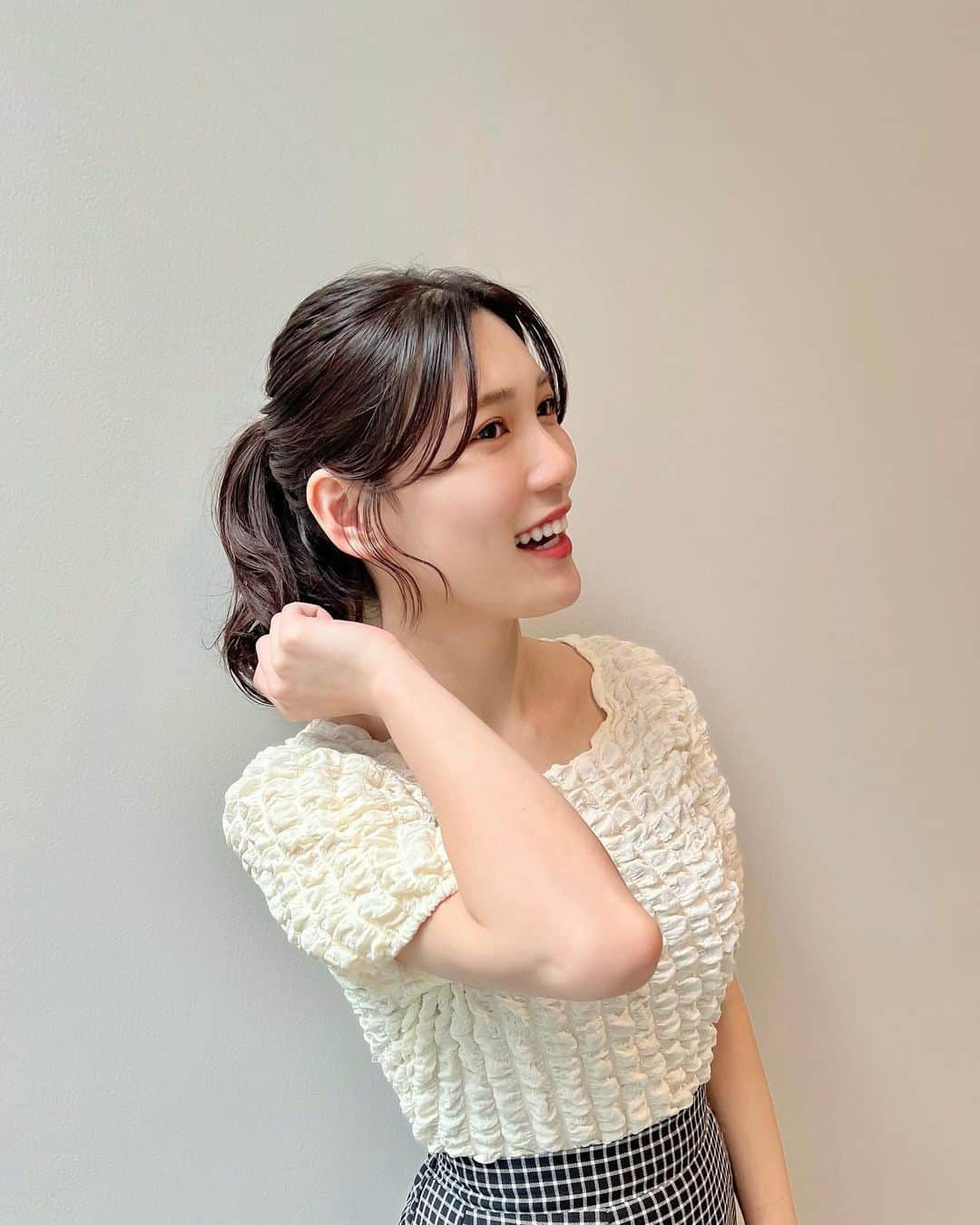 大竹彩加さんのインスタグラム写真 - (大竹彩加Instagram)「プロのヘアアレンジ 👉@hbc_ayakaotake      ポニーテールはお好きですか☺️？     この高さのポニーテール、 揺れるのがすっごく可愛くて ルンルンしながら歩いちゃう(*´ｰ`*)💖                           #hbc #北海道放送 #hbcテレビ #札幌 #アナウンサー #大竹彩加 #ミディアム #セミロング #かきあげ前髪 #長め前髪 #シースルーバング #巻き髪 #ポニーテール #ヘアアレンジ #ヨシンモリ #ワンホンヘア #骨格ウェーブ #エンボス #ポコポコ #トップス #チェックスカート #キレイめコーデ #ブルベ夏 #ブライトサマー #イエベ春 #ブライトスプリング #顔タイプフレッシュ #今日のコーデ #るんるん #日常に彩りを加える日記」6月12日 18時41分 - hbc_ayakaotake