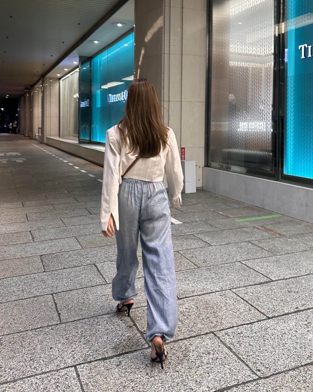 上原歩さんのインスタグラム写真 - (上原歩Instagram)「👖🤍  最近出番の多いボトム デニムかと思いきや デニムの転写プリント  ウエストと裾をゴムで調整できて 色々な履き方ができ、気張りすぎず ジャケットとの相性も◎💘 暑くなってきたらタンクトップ1枚で♡ @ragandbone   __________________________________________  #love #life #loveislove #denim  #ragandbone #denim」6月12日 18時42分 - ayumiuehara
