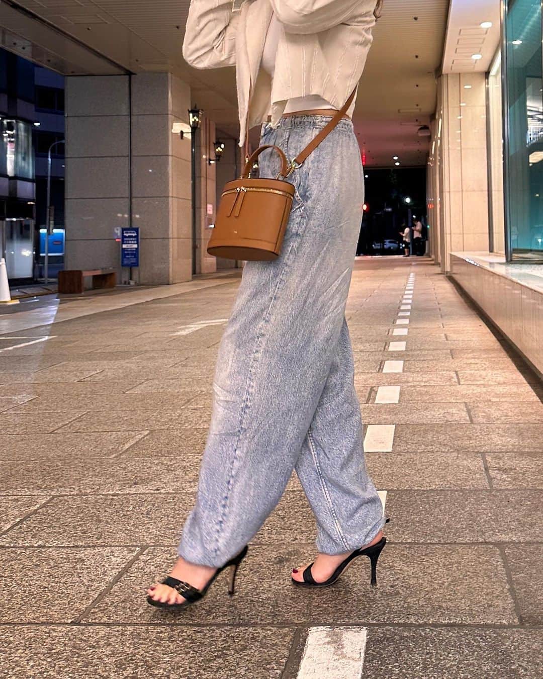 上原歩さんのインスタグラム写真 - (上原歩Instagram)「👖🤍  最近出番の多いボトム デニムかと思いきや デニムの転写プリント  ウエストと裾をゴムで調整できて 色々な履き方ができ、気張りすぎず ジャケットとの相性も◎💘 暑くなってきたらタンクトップ1枚で♡ @ragandbone   __________________________________________  #love #life #loveislove #denim  #ragandbone #denim」6月12日 18時42分 - ayumiuehara