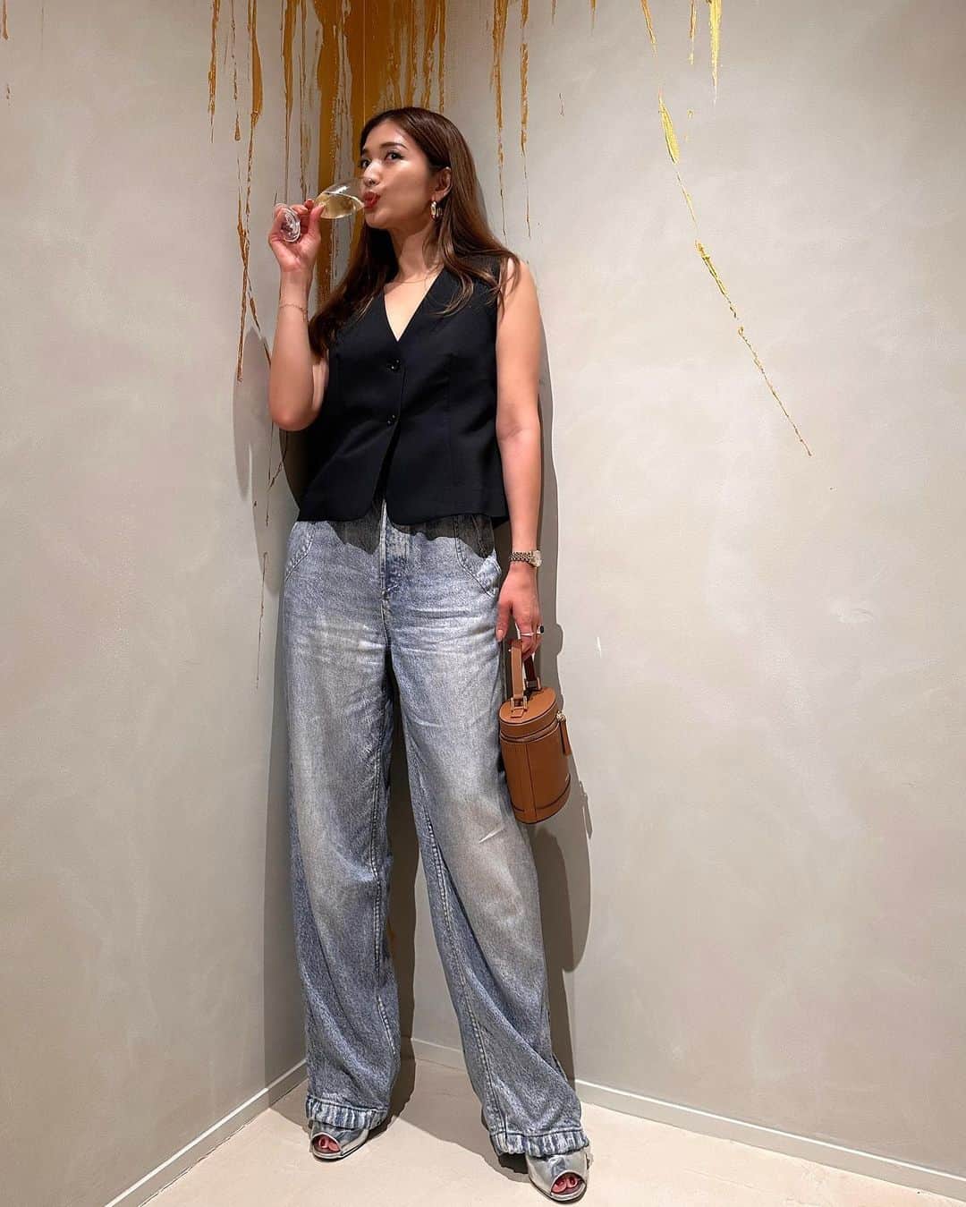 上原歩さんのインスタグラム写真 - (上原歩Instagram)「👖🤍  最近出番の多いボトム デニムかと思いきや デニムの転写プリント  ウエストと裾をゴムで調整できて 色々な履き方ができ、気張りすぎず ジャケットとの相性も◎💘 暑くなってきたらタンクトップ1枚で♡ @ragandbone   __________________________________________  #love #life #loveislove #denim  #ragandbone #denim」6月12日 18時42分 - ayumiuehara