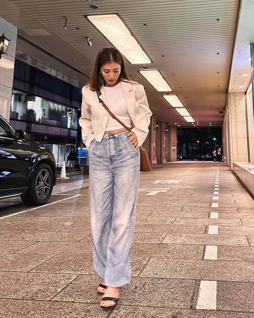 上原歩さんのインスタグラム写真 - (上原歩Instagram)「👖🤍  最近出番の多いボトム デニムかと思いきや デニムの転写プリント  ウエストと裾をゴムで調整できて 色々な履き方ができ、気張りすぎず ジャケットとの相性も◎💘 暑くなってきたらタンクトップ1枚で♡ @ragandbone   __________________________________________  #love #life #loveislove #denim  #ragandbone #denim」6月12日 18時42分 - ayumiuehara