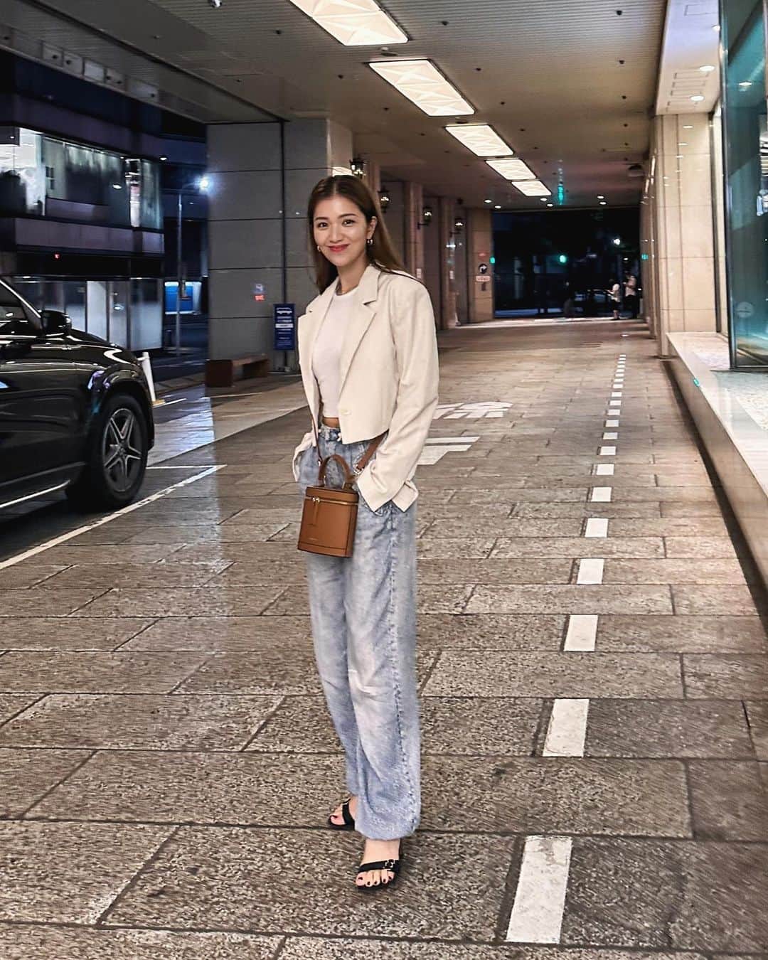 のインスタグラム：「👖🤍  最近出番の多いボトム デニムかと思いきや デニムの転写プリント  ウエストと裾をゴムで調整できて 色々な履き方ができ、気張りすぎず ジャケットとの相性も◎💘 暑くなってきたらタンクトップ1枚で♡ @ragandbone   __________________________________________  #love #life #loveislove #denim  #ragandbone #denim」
