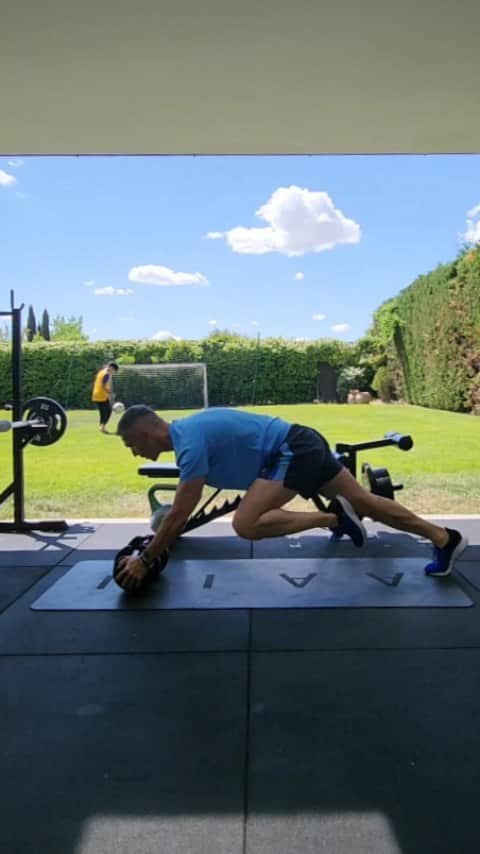ルイス・ハビエル・ガルシア・サンスのインスタグラム：「MONDAY After a couple of weeks of travelling and not being able to do proper workouts,  today, we start the week with some general routines that makes my body wake up and be ready to what it's coming in the next few days. After a long break,  never resume the routines you were doing before, you might end up injured or sore. Give your body the time to remember and get ready. Have a great week !! #Monday #workout #routines」