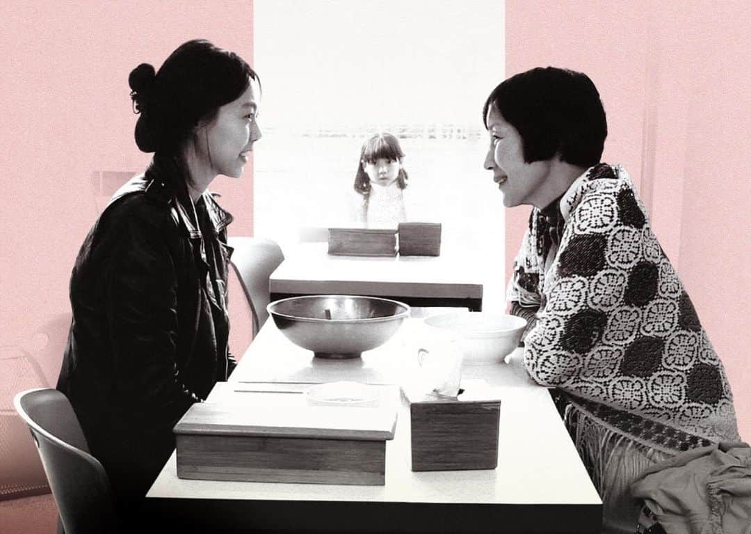 中田クルミのインスタグラム：「📯お知らせ📯 ホン・サンス監督最新作『小説家の映画』へ、コメントを寄稿させていただきました。 6月30日公開です！ 是非劇場でご覧ください☺️  ワンシーンワンカットの長回し。 まるでホームビデオを見ているかのような私的な時間。 併優たちの他愛もない会話。 そこに存在する自然な音と光と空気。 そのどれもが愛おしい。 何気ない台詞やシーン節々に 監督の心が垣間見れる瞬間を感じる、そんな作り手の気持ちが生々しく乗った作品に出会うのはとても稀ではないだろうか。  ───────────────────  主演 #キム・ミニ『逃げた女』  ×  #イ・ヘヨン『あなたの顔の前に』  ＂私たち、一緒に映画を作りませんか？＂  第72回ベルリン国際映画祭 銀熊賞(審査員大賞)受賞🏆  #ホン・サンス 監督作品 𝟔.𝟑𝟎 𝐅𝐫𝐢公開『#小説家の映画』 http://mimosafilms.com/hongsangsoo/」