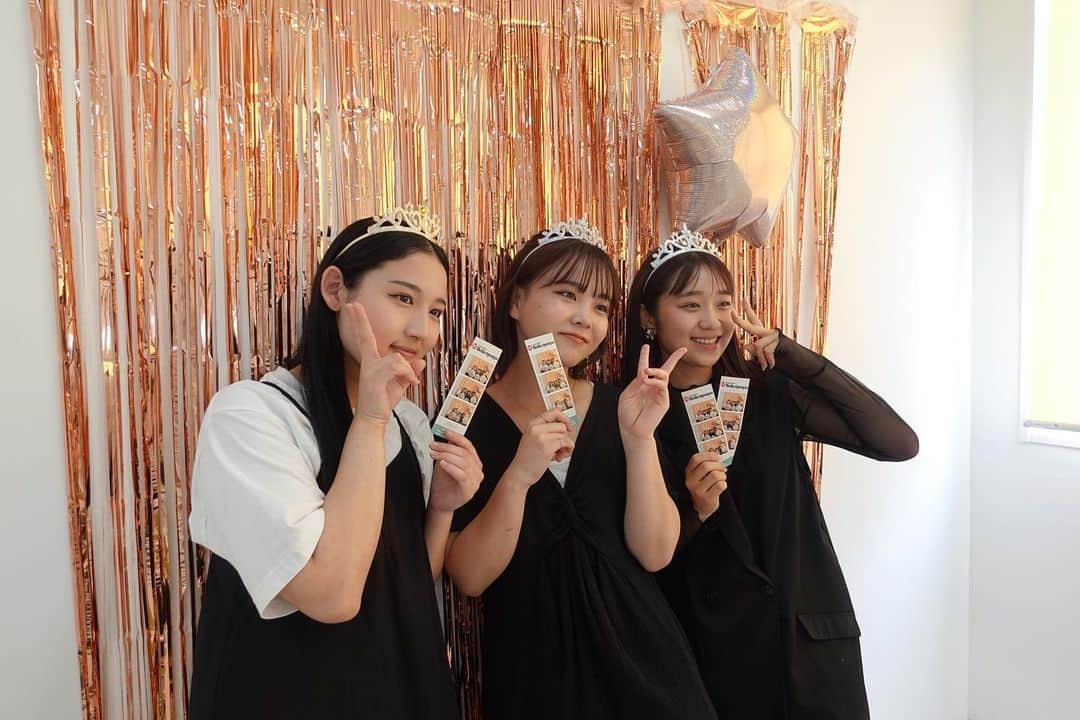 福岡ベルエポック美容専門学校のインスタグラム：「福岡ベルの学園祭【超韓国！】 ⁡ 6/10,11の2日間、 「最新の美容×韓国」が体験できる 【超韓国！】という学園祭を行いました🇰🇷✨ ⁡ ⁡ ウォータートリートメント体験や 韓国アイドルメイク・ヘアアレンジ体験、 韓国フォトウェディング体験など 在校生がゲストの皆さんを 可愛く！かっこよく！させていただきました🫶🏻 ⁡ 2日目には、 TGCでメイクディレクターを務め、 IZ*ONEやNiziUのメイクも手がける Hirotakaさんにお越しいただき、 プロの技術を目の前で見て学んで 実際にやってみる！という体験も行いました💄 ⁡ 他にもフリーマーケットやトゥンカロン、 韓国コスメが当たる抽選会、 セルフ写真ブースなども大盛り上がり🥳  ⁡ ⁡ 来てくださったみなさん、 本当にありがとうございました❣️ ⁡ またお会いできるのを楽しみにしています😊 ⁡    #福岡ベル #福岡ベルエポック美容専門学校 #学園祭 #オープンキャンパス #美容学生 #美容学校 #専門学校 #美容師 #ヘアメイク #メイク #スクールライフ #韓国 #韓国コスメ #韓国フォトウェディング #セルフ写真館 #福岡 #天神 #博多 #fukuoka」