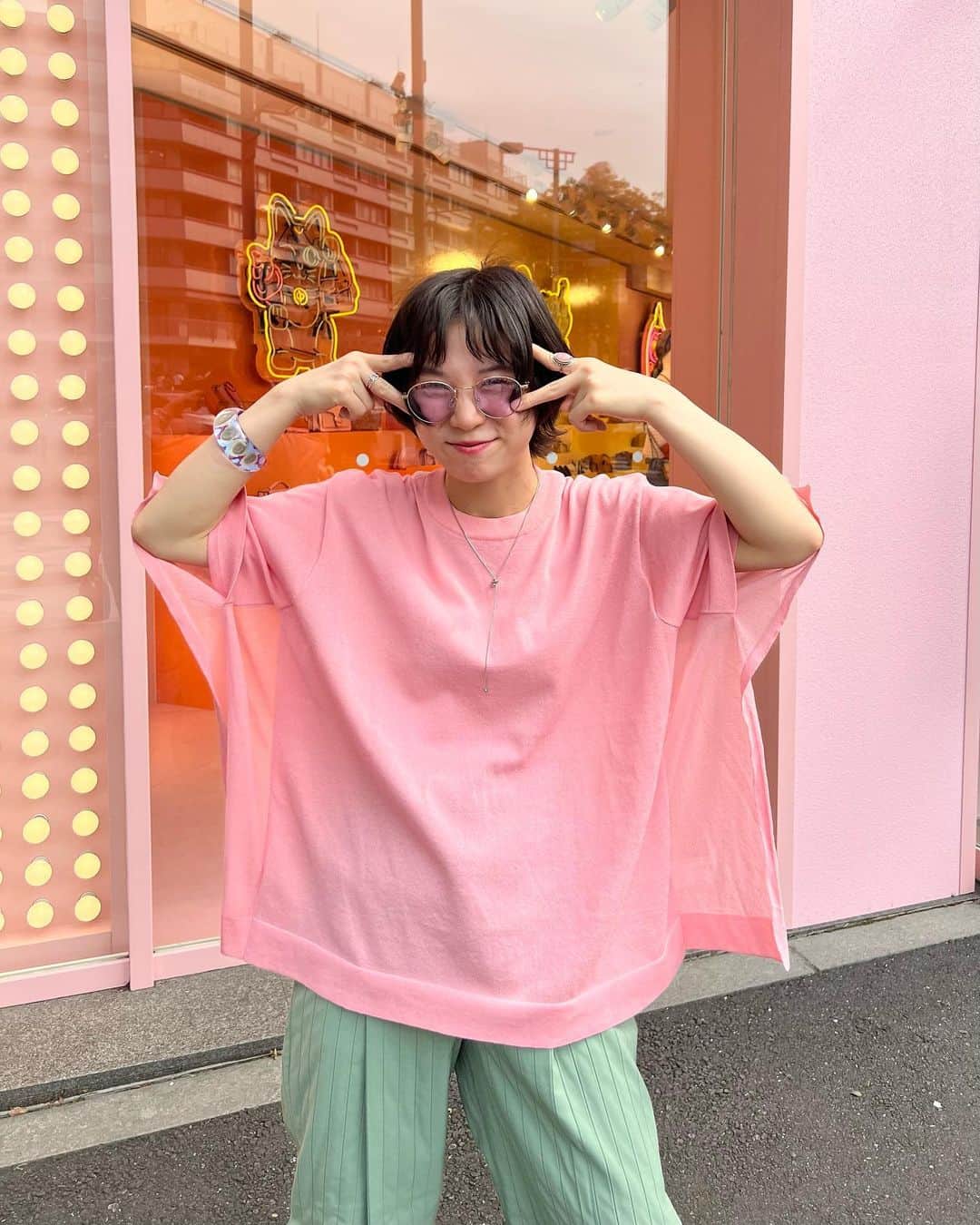 光永さんのインスタグラム写真 - (光永Instagram)「この夏買ったピンクのシアーなトップス、不思議な形で可愛い🥹🩷 最近髪が重たくなってきて、マッシュウルフみ強くなってこれはこれで気に入ってます🫶🏻 この日はオシャレ同級生 @sakotn2 と遊びました🤞🏻👶🏻🤞🏻 ㅤㅤㅤㅤㅤㅤㅤㅤㅤㅤㅤㅤ トップス：#clane パンツ：#cherietokyo スニーカー：#nike バングル：#ienalaboucle  ネックレス：#cene ㅤㅤㅤㅤㅤㅤㅤㅤㅤㅤㅤㅤ #初夏コーデ #ショートヘアアレンジ #マッシュウルフ #ウルフカット女子 #骨格ナチュラルコーデ #ブルベ冬コーデ」6月12日 18時49分 - hinata_official__