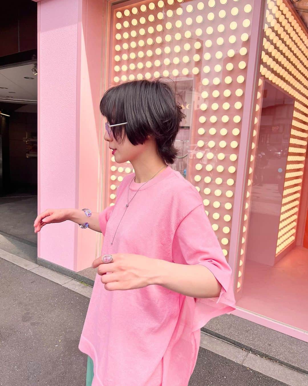 光永のインスタグラム：「この夏買ったピンクのシアーなトップス、不思議な形で可愛い🥹🩷 最近髪が重たくなってきて、マッシュウルフみ強くなってこれはこれで気に入ってます🫶🏻 この日はオシャレ同級生 @sakotn2 と遊びました🤞🏻👶🏻🤞🏻 ㅤㅤㅤㅤㅤㅤㅤㅤㅤㅤㅤㅤ トップス：#clane パンツ：#cherietokyo スニーカー：#nike バングル：#ienalaboucle  ネックレス：#cene ㅤㅤㅤㅤㅤㅤㅤㅤㅤㅤㅤㅤ #初夏コーデ #ショートヘアアレンジ #マッシュウルフ #ウルフカット女子 #骨格ナチュラルコーデ #ブルベ冬コーデ」