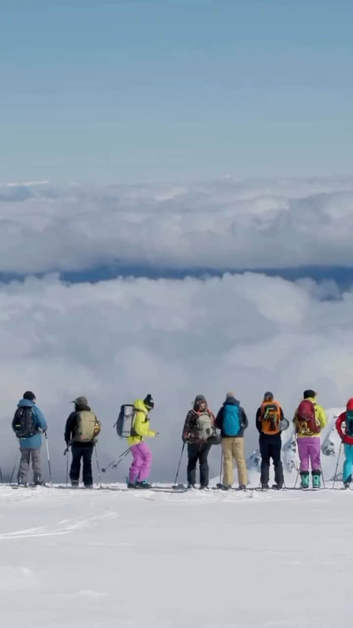 Australiaのインスタグラム：「Who’s keen to hit the slopes? 🎿😎 #Winter is well and truly here, and we’re pumped for all the skiing, snowboarding, après and fresh mountain air that’s install for the 2023 ski season ❄️ If you’re keen to get in on the action yourself, carve up the slopes at @thredboresort (yep, just like this! ☝️), @perisher_resort or @charlottepass_snow in @visitnsw, or head south to @fallscreek, @hothamalpineresort or @mt_buller near @visitmelbourne.  📍: @thredboresort, @visitnsw   #seeaustralia #comeandsaygay #feelnsw #snowymountainsnsw」