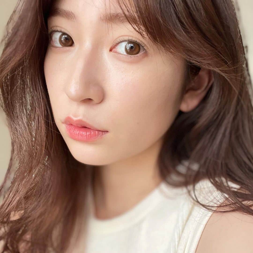 吉田朱里のインスタグラム：「皆さんは​ 毎日ファンデーション塗りますか？？​  ​私は、たまにはお肌休めないと…と思いながら、今日こそノーファンデ！！​ と思いメイクを始めるのに…​ やっぱりファンデ塗りたい…​ ってなってついつい塗っちゃうんです😂​  ​でも、この @skii の​ アトモスフィア CC クリーム​ に出会ってから​  今日ファンデ塗らなくて良いや！！​  っていうより…​ 今日ファンデ塗りたくない！！​ ってなるようになりました🫣​  ​仲良しのスタイリストさんが​ 大好きでずっとリピートしてるって言ってて​ 気になってたのですが​ 使ってみたら​ もう本当にすごい良かった💓​  一本で肌がめちゃくちゃ綺麗に見えるんです！​ 程よいカバー力に艶感。​ そしてSPF50/PA + + + +。​ 日中肌を労わり、しっかりケアもしながら守ってくれて​ 肌が疲れないし乾燥もしない。​  もう良いことしかなくて​ ついつい毎日手に取ってしまう殿堂入りコスメに♥️♥️​  ​どうしてもメイクしてる​ 時間の方が長いから​ メイクしている日中も​ ケアできるのは本当に嬉しい🥰​  ​もっと早く出会いたかったです。。。​  ​本当にSK-IIは​ どの商品も使うたびに​ 驚かされます😂笑​  紫外線も強くなってきたし​ 皆さんも一緒にケア頑張りましょうね👍​  SK-IIからは5/20に​ フェイシャル トリートメント エッセンス (30ml)とセットのお得なトライアルキットも発売されてるので是非この機会に💓​  私と同じ感動を皆さんも​ 実感してみてください✨​  使ったら私にも感想教えてね😊​  #アトモスフィアccクリーム #ccクリーム #日焼け止め #ベースメイク #SKII​ #スキンケア #ノーファンデ #クリーム  #化粧下地  #ツヤ肌 #美白ケア #紫外線対策​」