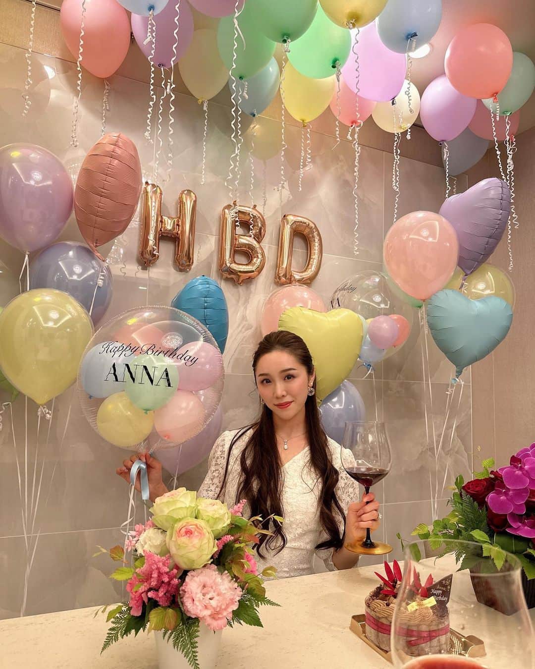石田安奈のインスタグラム：「久々インスタは時差のある投稿ですが🎂💕  子供が産まれてから毎日があっという間に終わって1日終わる頃には私も充電切れ😂  そんな中、お誕生日をお祝いしてくれた家族に感謝🎀 ありがとう❤️  27歳。あと3年でアラサーですね。 自分にとって素敵な30代を迎える為に今から色々と準備と経験をして行きます。  時間は無限じゃないのでね。 子供を産んで更に時間の足りなさを実感。🤣 やりたい事があるならばすぐ行動に移すべし。  そんな歳にしたい❤️  #誕生日#バースデーパーティー#party#happybirthday #女の子ママ#20代ママ」