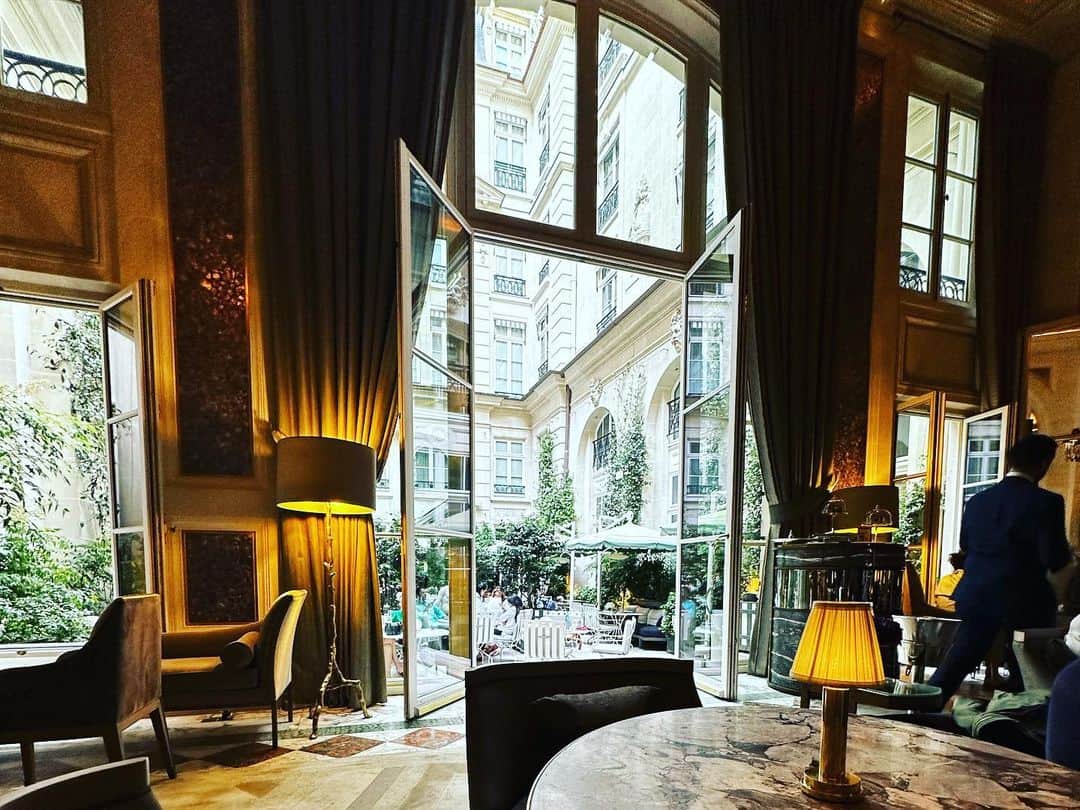 Taki Tanakaさんのインスタグラム写真 - (Taki TanakaInstagram)「w/ beautiful @mattkuwata_official2018  Parisでマットとアペ。  ふたりでシャンパン飲みながら いろんなことおしゃべりして楽しかったな。#hoteldecrillon にて。 #love #izastagram」6月12日 18時54分 - tanakataki