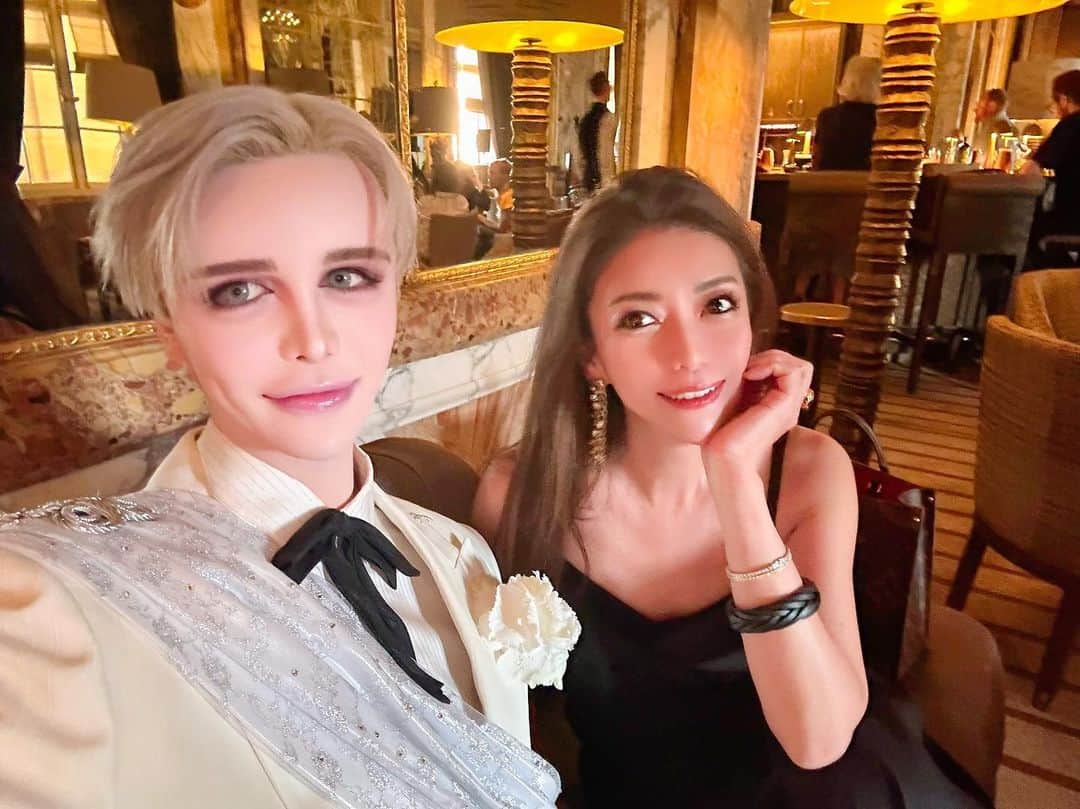 Taki Tanakaのインスタグラム：「w/ beautiful @mattkuwata_official2018  Parisでマットとアペ。  ふたりでシャンパン飲みながら いろんなことおしゃべりして楽しかったな。#hoteldecrillon にて。 #love #izastagram」