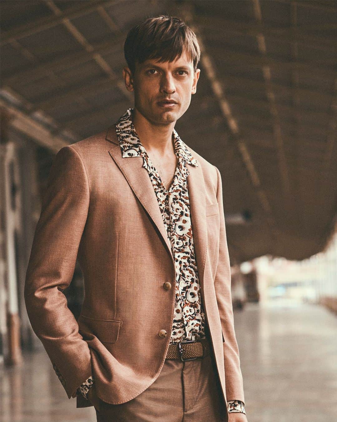 パルジレリのインスタグラム：「Telling a story of Italian craftsmanship.   Discover the “Across the Bosphorus” SS23 Collection on palzileri.com   #PalZileri #PalZileriSS23 #EffortlessAttitude」