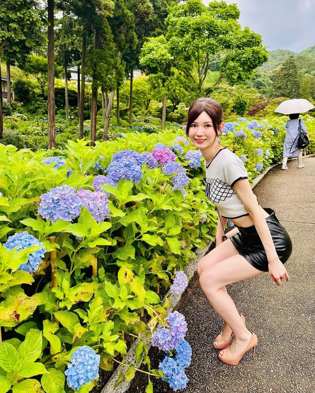 IKUMIさんのインスタグラム写真 - (IKUMIInstagram)「💠 6月といえば！紫陽花💐  あじさいで有名な京都の三室戸寺に行ってきたよ❤️ 紫陽花は私の大好きなお花だから最高に気分上がった🤭❣️  想像以上に一面あじさいで、、 カラフルだしハート型とかもあって可愛かった💎  車ないとアクセス悪い場所かもだけど このあじさい園は行く価値ありだよ🙆‍♀️  .  #宇治#京都#京都旅行#京都観光#宇治市 #宇治観光#三室戸寺 #あじさいの寺#あじさい#あじさい寺 #紫陽花#紫陽花寺 #インスタグラマー#紫陽花ポートレート #ダーリッチ#darich#クロップド丈 #美脚#生足#素足#ミニスカート#ミニスカ#くびれ#くびれ女子#細身#ブルベ夏 #ブルベ#関西観光#関西旅行」6月12日 18時55分 - miiiino3o