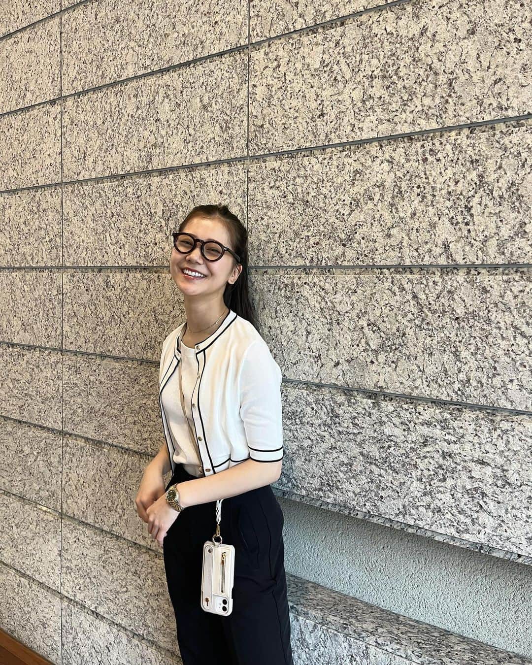 のインスタグラム：「👓 梅雨だね〜  お散歩できなくてご機嫌ななめな🐶 わしゃわしゃしたら 笑ってくれたうるしゃん♡  このトップス好きです✌️ 別々でも使えそう〜！  👗 @naturalbeautybasic_official  👖 @grl_official   #nbb #nbb_style #naturalbeautybasic  #grl #acym #ナチュラルビューティーベーシック  #グレイル #iphoneケース #夏服」
