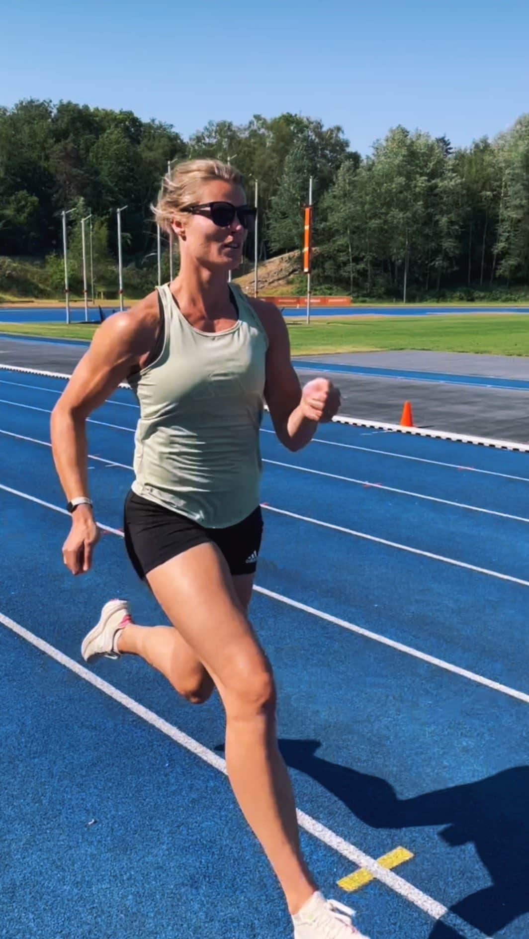 ダフネ・シパーズのインスタグラム：「That running feeling! 🏃‍♀️💙  There’s something special about running when every stride feels smoother, but it’s even more rewarding when it’s for a good cause! Join me in using our runs for a greater purpose. For every 10 minutes you track in the adidas Running app, @adidasrunning will donate €1 to Common Goal. Lace up those shoes and let’s run for impact! 🌍💪  #MoveForThePlanet #CreatedWithAdidas」