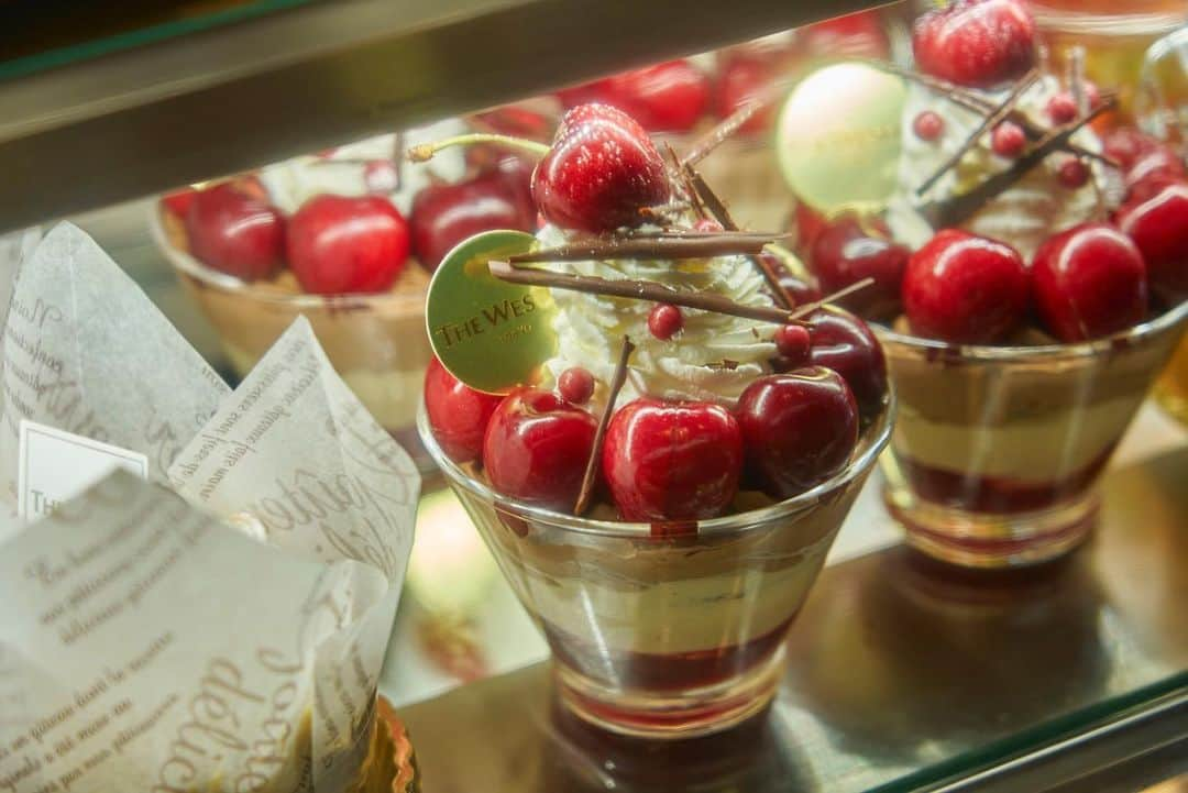 THE WESTIN TOKYO | ウェスティンホテル東京さんのインスタグラム写真 - (THE WESTIN TOKYO | ウェスティンホテル東京Instagram)「ペストリーブティック「ウェスティンデリ」に新商品が登場✨ 爽やかなリモンチェッロの香り広がる『シトラスプリン』や、甘酸っぱいアメリカンチェリーと濃厚なチョコレートクリームをのせた贅沢な『アメリカンチェリーとチョコレートのシュークリーム』などをご用意しました。夏のスイーツタイムも、デリのデザートコレクションをお楽しみください。 なお、改装と移転のため、9月中旬までは1Fシガークラブ横の特設ポップアップストアでデリ商品をご購入いただけます。改装期間中も皆様のご来店をお待ちしています♪ 詳細はプロフィールのリンクより   While the Westin Deli is getting ready for a brand new look, an enticing line-up summer desserts and signature pastries is available at our special pop-up shop in the lobby✨  From the summery Citrus Pudding and American cherry sweets, to the ever-popular cream puff with a chocolate twist, our exquisite dessert collection will definitely satisfy your sweet cravings. More details via our bio link    #ウェスティンホテル東京 #ウェスティン東京 #ペストリー #ベリー #アフタヌーンティー  #ケーキ #シュークリーム #デザート #スイーツ #甘党 #フルーツ  #ホテルデザート #ベリーデザート #ティータイム #WestinTokyo #westin #pastery #cherrycake #Japanesedessert #afternoontea #hightea #hotel #creampuff #afternoontea #teatime #berrydesserts」6月12日 18時58分 - westintokyo