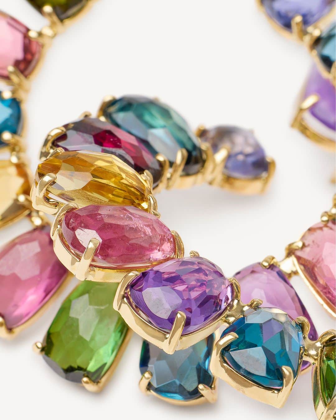 マルコ ビチェゴのインスタグラム：「Experience the epitome of luxury and the artistry with the bold colors and exquisite details in these hoop earrings from the Alta, high jewelry collection. #marcobicego #highjewelry #gold #gemstones #madeinitaly」