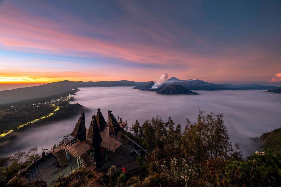 FUJIFILM INDONESIAさんのインスタグラム写真 - (FUJIFILM INDONESIAInstagram)「Keindahan Bromo dari lensa baru Fujifilm  Fotografer @jefrilay membawa Fujifilm XF 8mm F.35 R WR untuk merekam suasana Bromo. Lensa ini merupakan lensa ultra wide yang sangat cocok untuk merekam landscape dengan monumental, ekuivalen dengan 12mm dalam format 35mm. Fitur lain dari lensa ini adalah mampu menghasilkan kualitas gambar yang kompatibel dengan kamera ber-resolusi 40MP.  Satu yang akan membuat lensa ini pas dibawa memotret landscape adalah bobot yang dan bentuk yang ringkas hanya 215 gram sehingga enak dibawa ke manapun.   Dari sisi durabilitas, lensa ini tahan cuaca sehingga tak perlu khawatir mau memotret kapan-pun lensa ini dengan sempurna akan merekam setiap landscape dengan menawan.  Sudah tak sabar menggunakan lensa ini? Tunggu update-nya dari @fujifilm_id!  Captured by @jefrilay Lens Fujinon XF 8mm F3.5 R WR  #XF8MMF35RWR #FujifilmIndonesia #fujifilm_id #10YearsofXMount」6月12日 19時00分 - fujifilm_id