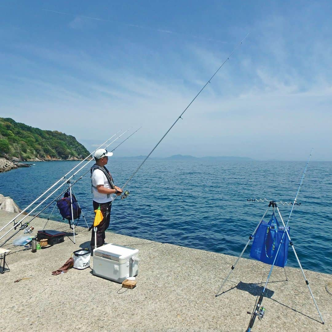 レジャーフィッシングのインスタグラム：「高井上島(愛媛県上島町)で楽しむ 投げ釣り＆サグリ釣り  燧灘(ひうちなだ)中央に浮かぶ離島の高井神島。 しまなみ海道の因島からフェリーで生名島へ渡り、 弓削島に移動して、弓削島から旅客船で高井神島へ渡ります。  ２日間の２週にわたった釣行では キス、ベラ、カサゴ、カワハギ、ネズミゴチなどをゲット！  ◆レジャーフィッシング７月号に掲載。 詳しくは、ハイライト「最新号」の リンクボタンからアクセスしてチェック！ https://www.e-leisure.jp/book/  ◆ご購入はこちら 直販ショップ【レジャーフィッシング SHOP】 https://eleisure.theshop.jp/items/74877543  ◆岡山、広島、香川、愛媛、徳島、高知、 兵庫の一部、山口、福岡の主要な釣具店及び書店や Amazon等で販売しています。  #しまなみ海道 #瀬戸内海 #燧灘 #高井神島 #サグリ釣り #投げ釣り #キス #キス釣り #夏の釣り #引き釣り #ベラ #カサゴ #カワハギ #ネズミゴチ #レジャーフィッシング #釣り #海釣り」