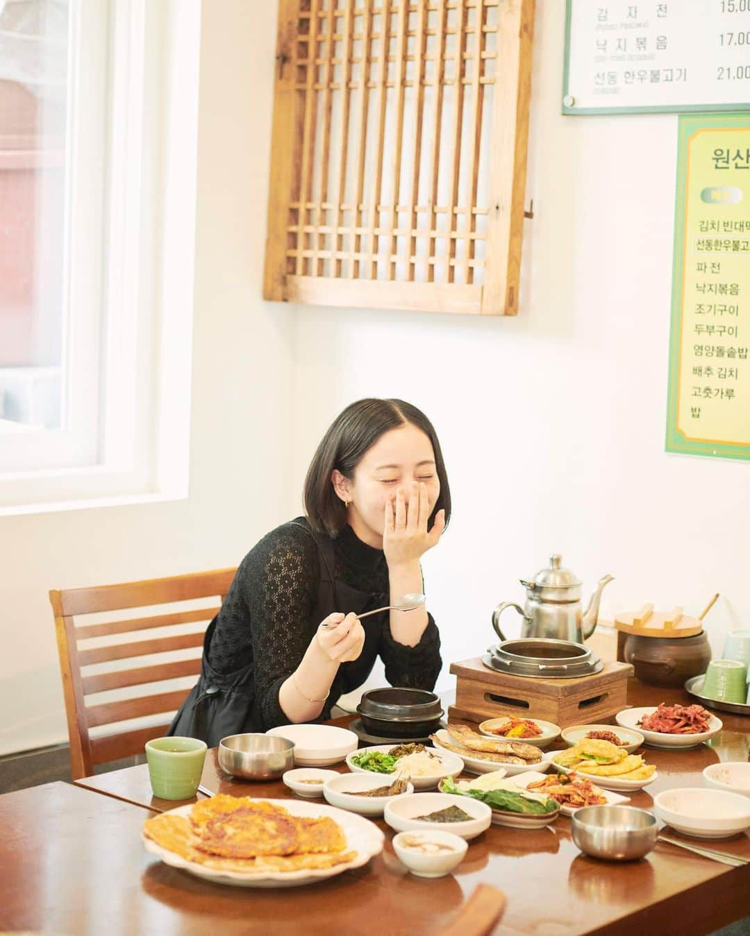 のインスタグラム：「連載「味な店」スペシャル！ということで平野紗季子さんがソウルへ飛んだ。１週間の取材でこの街の食文化を掘り下げます。まずは旅行で行ったら絶対に食べたい「一生愛す食堂」から。全１２ページでお届けします。  #popeyemagazine  #SeoulCityGuide」