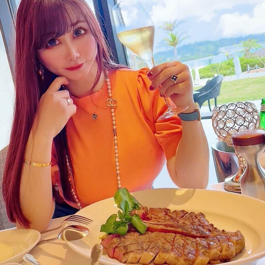 椿京子のインスタグラム：「Happy Momday lover!🥂💕 🌟 こんばんは〜(^_−)−☆💕 最近地震が多くて怖いけどね〜🥺 ステキなお写真が撮れるように頑張るね〜🥹💕💕💕💕 🌟 プライベートショット📸はね〜 ホテル🏨のレストランのTボーンステーキ🥩&マッシュポテトでね〜(๑>◡<๑)💕 ミディアムレアで柔らかくてジューシーなの〜😍 🌟 一人分の300gを完食してしまったよ〜🙈🥩💖 🌟 筋トレ頑張るから今週もよろしくお願いします〜🥰 どうかココロが癒される１日🌈になりますように❤️😘 🌟 #ステーキ #steak#ヴァンクリーフアーペル #シャネル#エルメス#今週もいただきます #肉好きな人と繋がりたい #thankyouthankyouthankyou #imissyou❤」