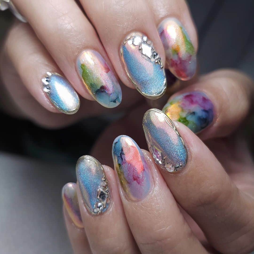 Yingさんのインスタグラム写真 - (YingInstagram)「Base colour: Didier Fiber Base Soft White  Cateye/chrome: Ruyiya cateye 2.0 in blue, then Ruyiya chrome WT03 Chrome art: Bettygel Non Wipe Art Deco Gel and PREANFA Mirror Powder Champagne  Art: Alcohol ink from Ruyiya, then Ruyiya chrome WT03, then Didier Chameleon Top in No1 and No2  Shop: www.nailwonderland.com」6月13日 19時30分 - nailartexpress