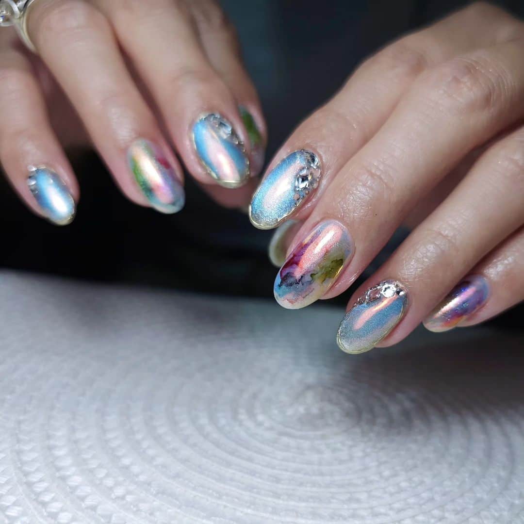 Yingさんのインスタグラム写真 - (YingInstagram)「Base colour: Didier Fiber Base Soft White  Cateye/chrome: Ruyiya cateye 2.0 in blue, then Ruyiya chrome WT03 Chrome art: Bettygel Non Wipe Art Deco Gel and PREANFA Mirror Powder Champagne  Art: Alcohol ink from Ruyiya, then Ruyiya chrome WT03, then Didier Chameleon Top in No1 and No2  Shop: www.nailwonderland.com」6月13日 19時30分 - nailartexpress