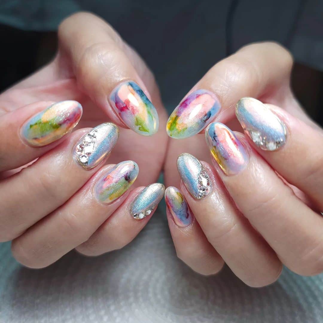 Yingさんのインスタグラム写真 - (YingInstagram)「Base colour: Didier Fiber Base Soft White  Cateye/chrome: Ruyiya cateye 2.0 in blue, then Ruyiya chrome WT03 Chrome art: Bettygel Non Wipe Art Deco Gel and PREANFA Mirror Powder Champagne  Art: Alcohol ink from Ruyiya, then Ruyiya chrome WT03, then Didier Chameleon Top in No1 and No2  Shop: www.nailwonderland.com」6月13日 19時30分 - nailartexpress