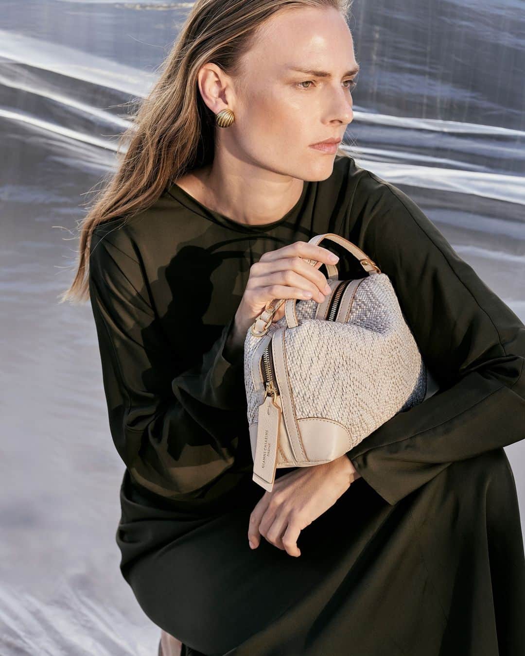 ジャンニキアリーニのインスタグラム：「A bag that’s modern and timeless: Alifa SS23 gets shiny and chic this Season thanks to it’s new woven straw texture.  #giannichiarini #gc #ジャンニキアリーニ#SS23」