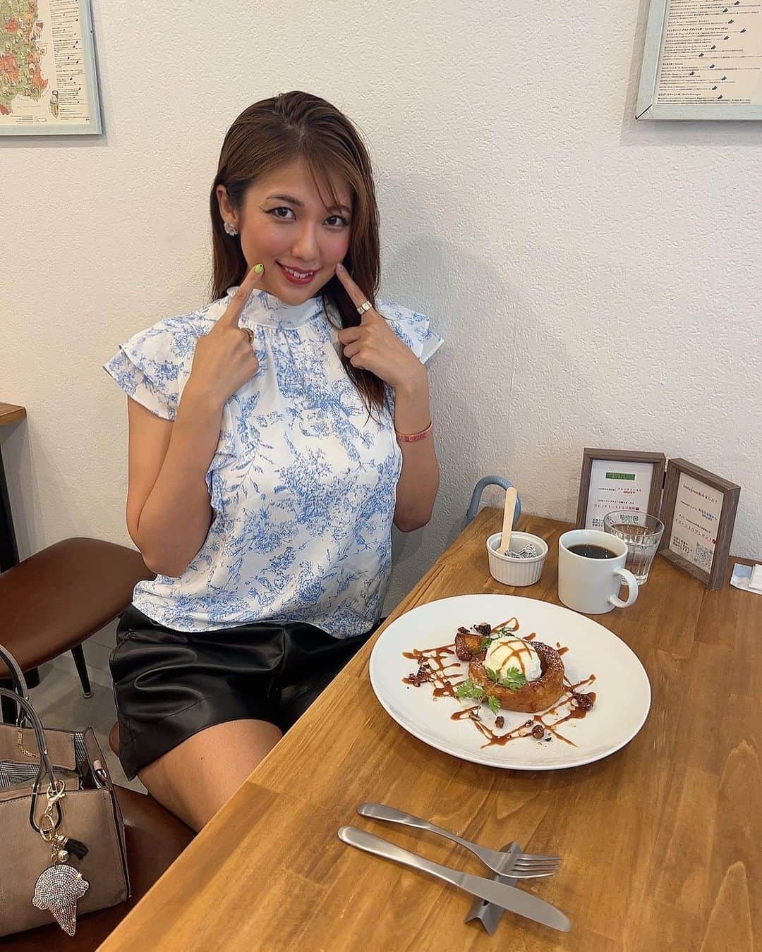 神谷麻美さんのインスタグラム写真 - (神谷麻美Instagram)「#アッサンブラージュノム で #フレンチトーストロール 食べたよ💖🥰🥞💖✨️  カリッとした第一印象に、ふわモチとした食感で、美味しい〜💖😘🥞💖✨️  焼き立てフワフワで、カリッとした第一印象にふわモチとした食感で、美味しい〜💖😘🥞💖✨️  私はキャラメル味🥰🥞💖✨️ デニッシュパンにキャラメルなどを練り込んでフレンチトーストにしてて、ナッツものってて美味しかった😘💖✨️  PR @assemblage.nom #東中野カフェ #東中野スイーツ #東中野ランチ」6月12日 19時02分 - asamice428