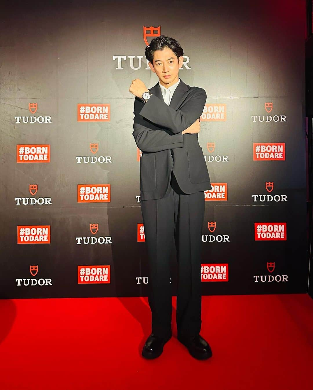 永山瑛太さんのインスタグラム写真 - (永山瑛太Instagram)「TUDOR様のイベントにて、 ベッカム様にお会い出来ました。 爆音の中、耳元で、カンヌ映画祭、とても良かったね！と伝えて下さいました。 嬉しかったー！  サインボールも頂きました⚽️ ちゃんとマイネームいずEITA、と伝えたはずでしたが、、まさかのエイガ！！  知り合いの英語に詳しい方に聞いたら、Tの発音がGに聴こえる時がある。と。。  ベッカム様が悪いわけではありません。 私の発音のせいです。。  明日から私の事をエイガ！と呼んで下さい。 直ぐに振り向きます。  ベッカム様、ありがとうございます！  TUDOR様、ありがとうございました！  @davidbeckham   #TUDOR #TUDORBOUTIQUESHIBUYA #BORNTODARE #チューダー #チューダーブティック渋谷 ＠tudorboutiqueshibuya_toho」6月12日 19時04分 - nagayama.eita