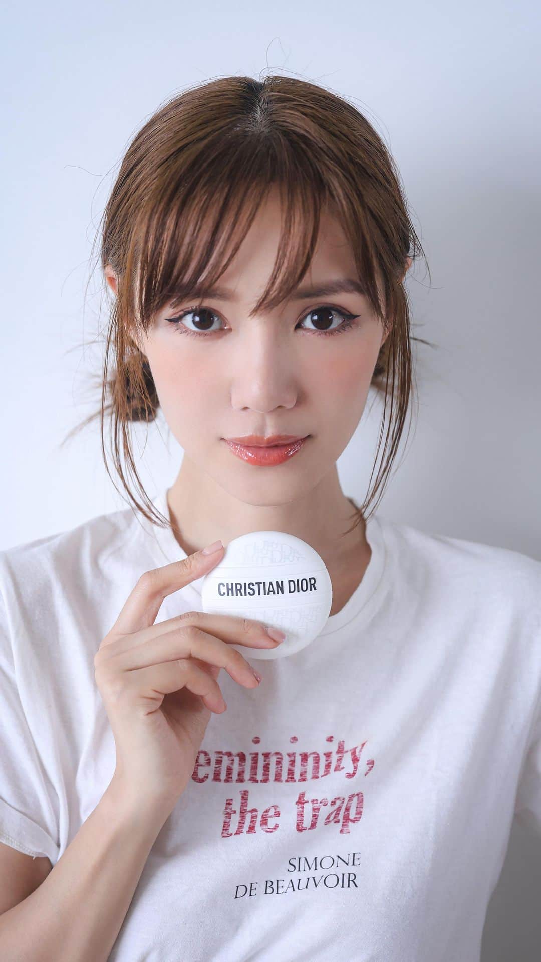 Elva Niのインスタグラム：「一拿出來 已經令人無比心動的Dior Le Baume 🤍 是能修護滋養雙唇、指甲、雙手和肩頸 甚至紓緩曬後肌膚的全效修護萬用霜 設計精致小巧又有高級感 令人隨時隨地都想拿出來使用  一開售已經火速售罄的它 現在已經重新補貨 立即登上Dior美妍網店shop.diorbeauty.hk搶購吧 購物滿$600加入專屬碼「ElvaCare」更可額外獲得精美化妝袋  @DiorBeauty #DiorBeauty #DiorLeBaume #TimeToPlay @DiorBeautyLovers #diorbeautylovers」