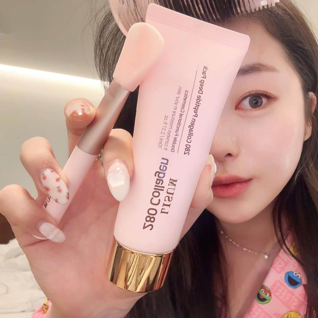 スヒョンのインスタグラム：「♥ ❛ #리숨 280달톤 콜라겐 펩타이드 딥팩 ❜  첫 마켓 𝐎𝐩𝐞𝐧 🩷 ⠀⠀⠀ ⚠️ 먹고 바르기만 하는 콜라겐 팩은 너무 많죠 ? 피부에 완벽하게 #흡수 되는 ❛ #리숨 ❜ 딥팩 ⠀⠀⠀ 동전만큼 짜주고 스파츌라로 얇게 펴준 후 15분 ~ 30분 뒤에 제거해 주면 끝 ! ⠀⠀ 🎥 2번부터 영상으로 준비했으니 확인 부탁드려요 🥺 영상 보시면 제거하자마자 피부에 촉촉한 광만 남는 거 보이시나요 ?  ⠀⠀⠀ 겉광이 아니라 촉촉한 속광만 남아서 자기 전 ❛ #리숨 ❜ 하고 다음날 아침에 피부 보면 놀라울 정도로 촉촉해서 화장도 잘 먹어요 ⠀⠀⠀ 피부 제품은 한번 잘못쓰면 진짜 스트레스 받아서 혹여 안 맞으시는 무병님들 계실까봐 두려워서 진행 안 하는데 모든 지인들 10이면 10 모두 만족했던 ❛ #리숨 280달톤 콜라겐 펩타이드 딥팩 ❜  ⠀⠀⠀ 이전 판매했던 마스크팩과 다르게 마스크팩으로 할 수 없는 부위까지 직접 도포하여 사용할수 있고 #필오프팩 임에도 피부 자극이 1도 없어서 매일 사용할수 있어서 더욱 추천해용 ! ⠀⠀⠀ 시중 500달톤 콜라겐보다 더욱 작은 280달톤 콜라겐 720,000 PPM 함유 ✨ 최대 48% 할인이라는 미친 가격으로 준비했어요 ⠀⠀⠀ 매일 사용 가능한 팩이라 아침, 저녁에도 사용하다 보면 정말 금방 써서 무조건 미리 쟁여두시는 걸 추천해요 🤍 ⠀⠀⠀ ❶ 기간 🗓 └ ❝ 6월 12일(월) 오후 6시부터 ~ 15일(목) 자정까지 ❞ ⠀⠀⠀ ❷ 가격 💵 • 리숨 280 콜라겐 딥팩 70ml 1개 + 스파츌라 1개 (19% 할인) 정가 48,0000원 ➝ 장수 마켓가 38,900원 💰 ⠀⠀⠀ • 리숨 280 콜라겐 딥팩 70ml 2개 + 스파츌라 1개 (31% 할인) 정가 96,0000원 ➝ 장수 마켓가 65,800원 💰 ⠀⠀⠀ • 리숨 280 콜라겐 딥팩 70ml 3개 + 스파츌라 1개 (36% 할인) 정가 144,000원 ➝ 장수 마켓가 92,800원 💰 ⠀⠀⠀ • 리숨 280 콜라겐 딥팩 70ml 5개 + 스파츌라 1개 (48% 할인) 정가 288,000원 ➝ 장수 마켓가 149,000원 💰 ⠀⠀⠀ ❸ 배송 🚛 └ 5만 원 이상 #무료배송 / 오전 9시 이전 #당일배송 🚚  ⠀⠀⠀ 보습, 탄력, 리프팅은 물론 10중 히알루론산이 함유된 제품이라 겉 피부만 채워주는 게 아니라 속 피부까지 탄탄하게 채워줘요 ⠀⠀⠀ 추가로 원하는 포스팅은 댓글에 남겨주시면 빠르게 준비할게용 ! ⠀⠀⠀ ﹆ 프로필 링크에서 구매하시고 놓치지 마세요 ﹆ 질문은 댓글에 남겨주세요 #친구태그 는 사랑입니다 ♥ #𝑱𝒂𝒏𝒈𝒔𝒖𝒉𝒚𝒖𝒏_공구」