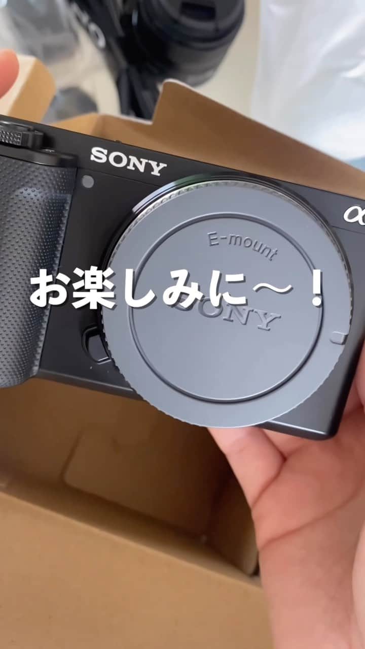 浅井未歩のインスタグラム：「買物の神様ってきっといると思う。 カメラも、パソコンも、大きい買い物はだいたいお得にゲットできてる🥹まじでありがたやーだわ🙇‍♀️✨  最近ショート動画色々頑張っていますが、 やはり画質が大事だということに気がつき、 勇気を振れるだけ振り絞りまして！ カメラを購入！  ショート動画の更新が滞っているのは 新しいカメラの設定やらなんやらをやっているせいでございます！  歌ってみた動画や、リクエスト頂いた動画はどしどし作成中ですのでもう少しお待ちを〜🙌  #カメラ初心者  #vlogcamera  #zve10 #sonyzve10」